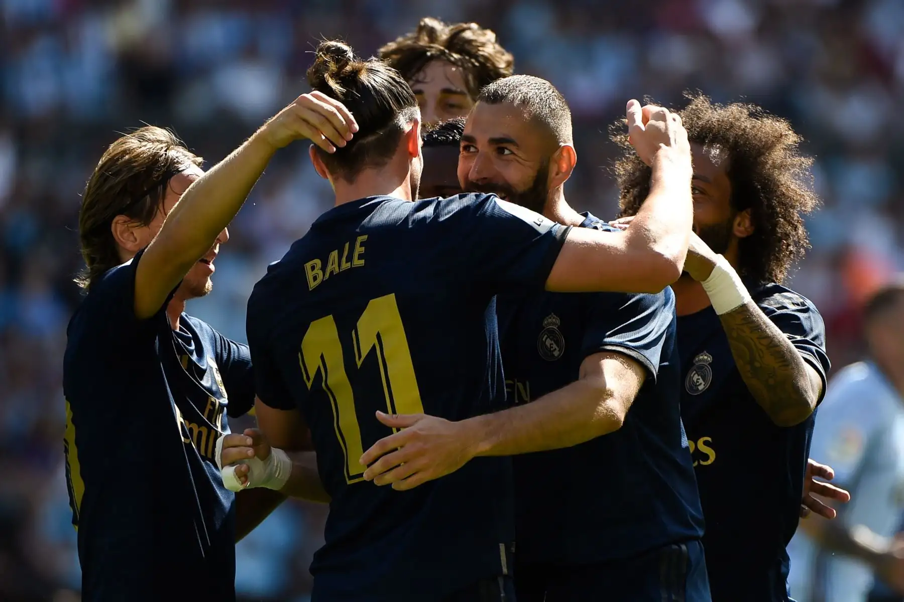 El delantero francés del Real Madrid Karim Benzema (C) celebra con sus compañeros de equipo después de marcar un gol durante el partido de fútbol de la Liga española entre el Celta de Vigo y el Real Madrid.
Foto: AFP