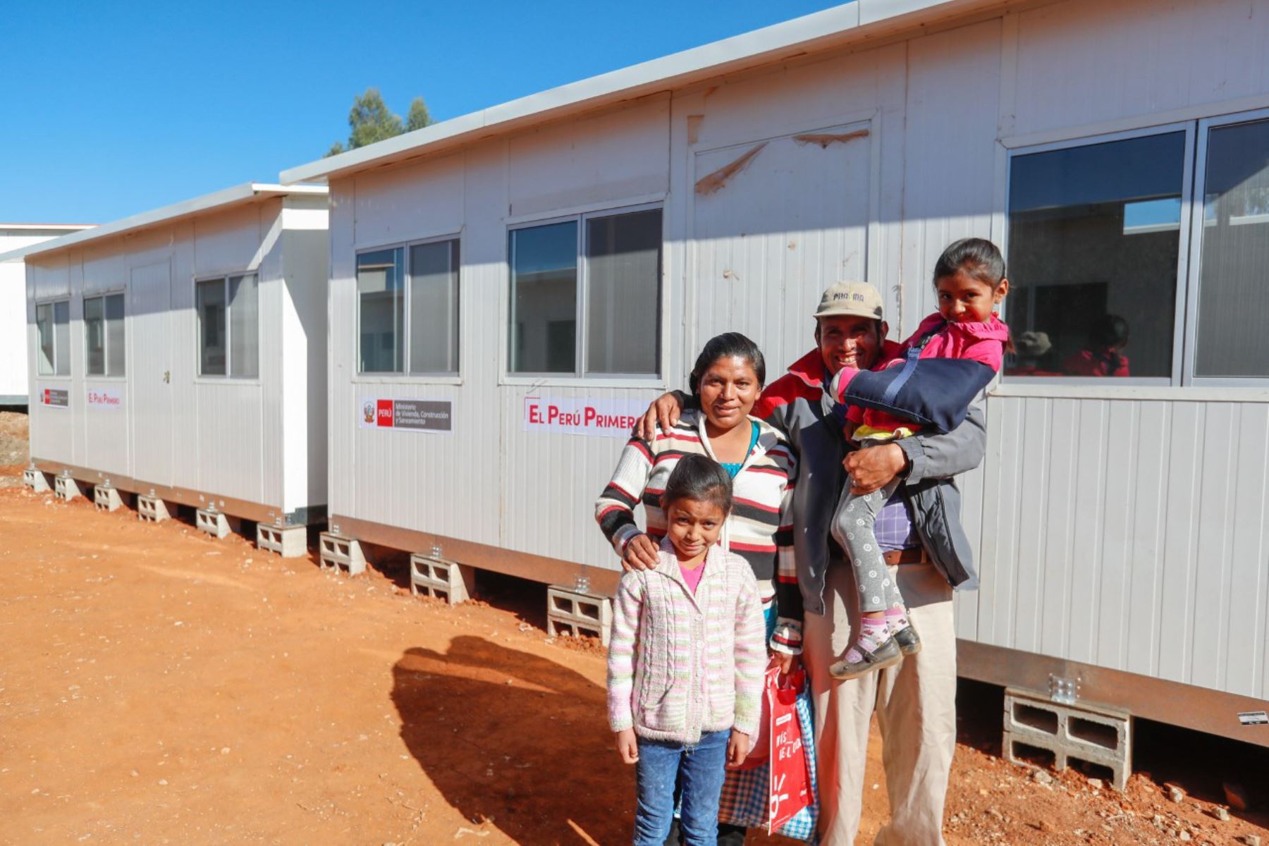 Familias damnificadas de los caseríos cajamarquinos de Higosbamba, Hichabamba, Huayllabamba y Churucana, recibieron viviendas temporales que brindan confort térmico.