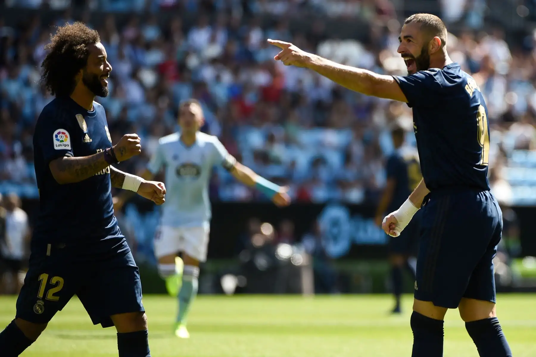 El delantero francés del Real Madrid Karim Benzema (R) celebra con el defensor brasileño del Real Madrid Marcelo después de marcar un gol durante el partido de fútbol de la Liga española entre el Celta Vigo y el Real Madrid.
Foto:AFP
