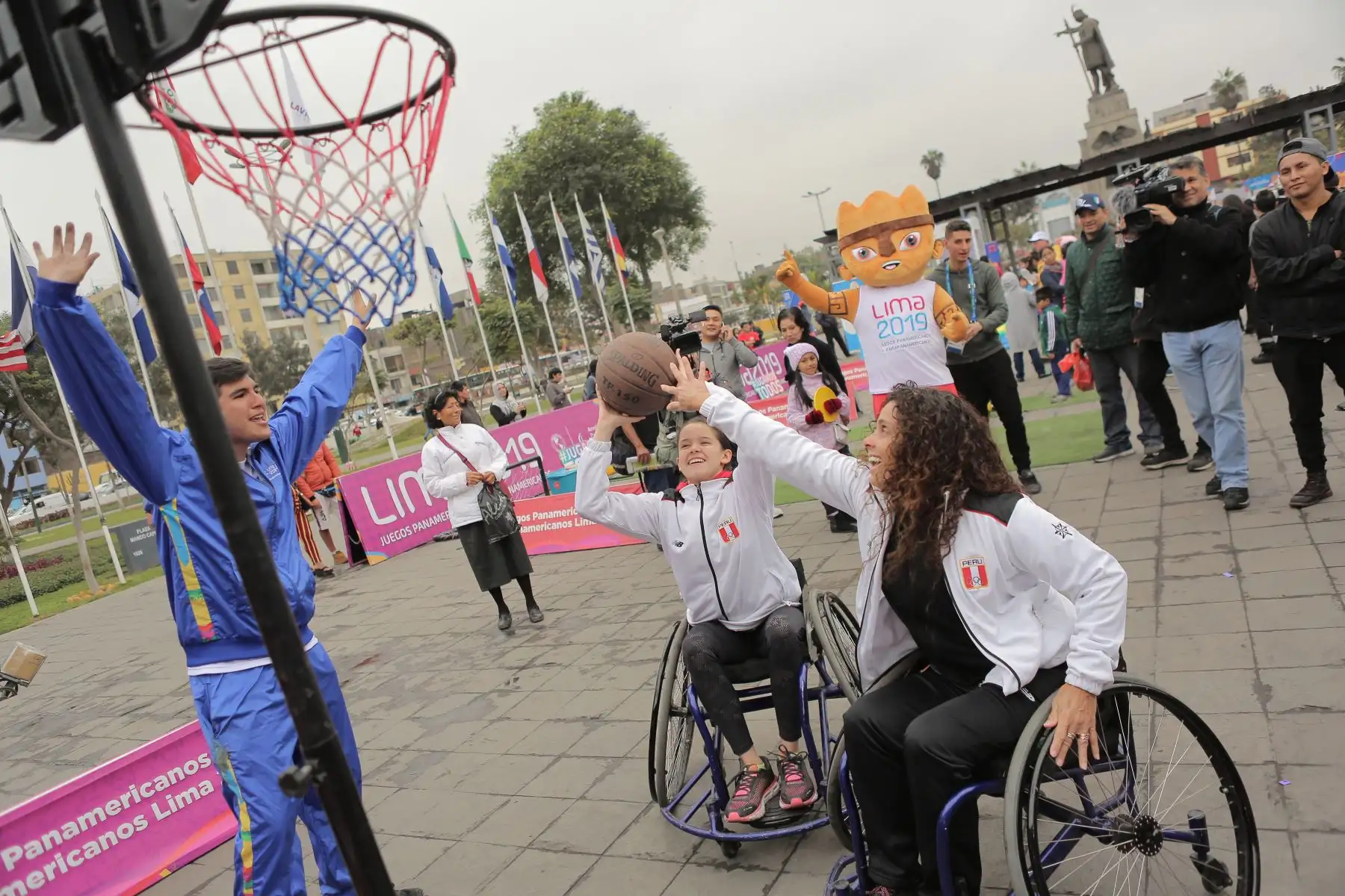Medallistas Panamericanos John Trebejo, Carlos Lam, Saida Salcedo, Claudia Suárez y Alexia Sotomayor participan en el Festival Para deportivo, "La Fiesta Continua" y exhibición de deportes parapanamericanos realizado en la Plaza Manco Cápac. 
Foto: ANDINA/David Huamaní