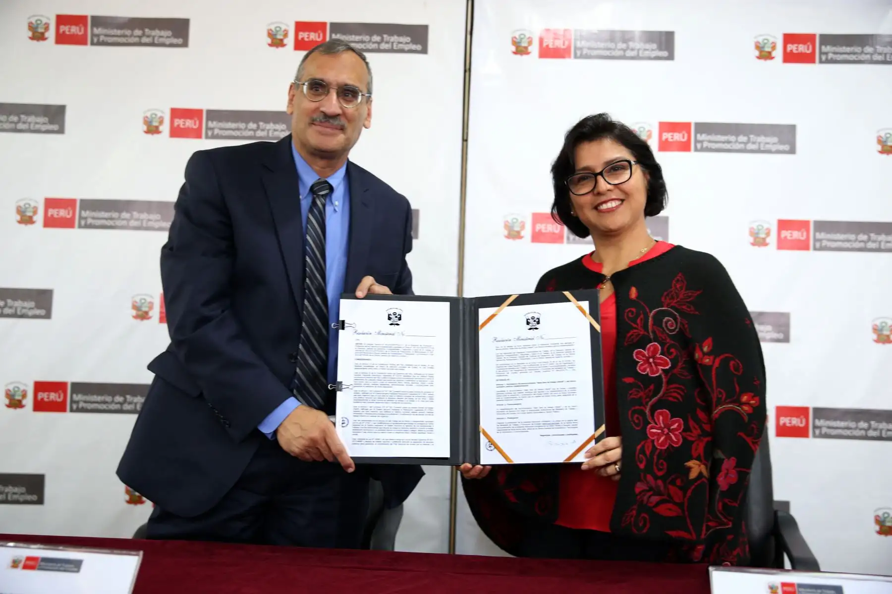 Ministra de Trabajo  Sylvia Cáceres y embajador  de EE. UU. Krishna Urs. firmaron la Resolución Ministerial de creación del Sello Libre de Trabajo Infantil. reconocimiento que tiene por finalidad promover en las empresas prácticas de prevención y erradicación del trabajo infantil en los procesos productivos y prestación de servicios.Foto.ANDINA/MTPE