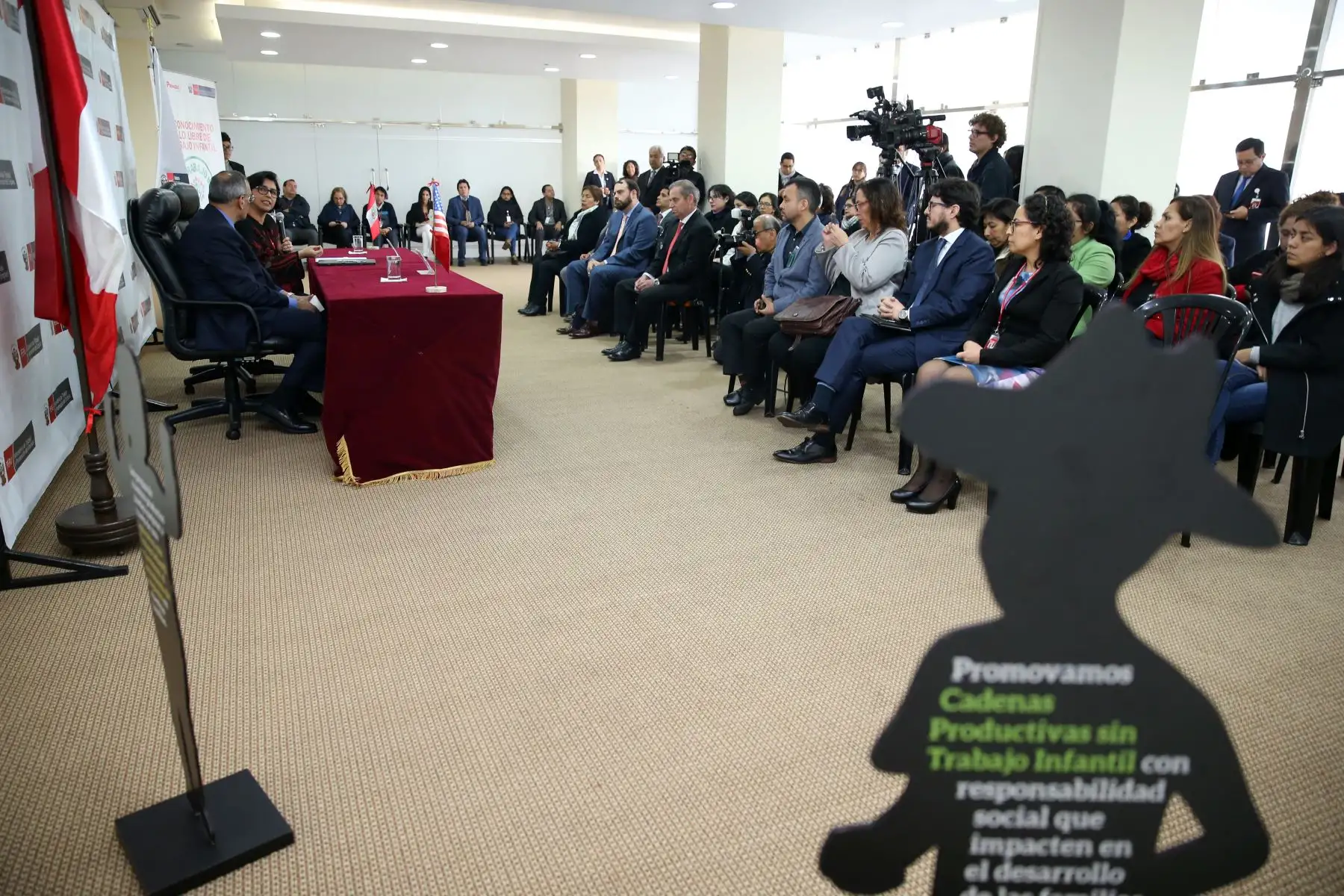 Ministra de Trabajo  Sylvia Cáceres y embajador  de EE. UU. Krishna Urs. firmaron la Resolución Ministerial de creación del Sello Libre de Trabajo Infantil. reconocimiento que tiene por finalidad promover en las empresas prácticas de prevención y erradicación del trabajo infantil en los procesos productivos y prestación de servicios.Foto.ANDINA/MTPE