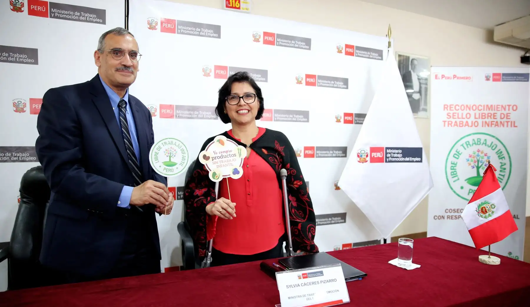 Ministra de Trabajo  Sylvia Cáceres y embajador  de EE. UU. Krishna Urs. firmaron la Resolución Ministerial de creación del Sello Libre de Trabajo Infantil. reconocimiento que tiene por finalidad promover en las empresas prácticas de prevención y erradicación del trabajo infantil en los procesos productivos y prestación de servicios.Foto.ANDINA/MTPE