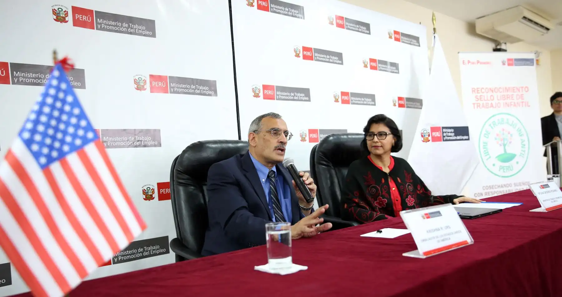 Ministra de Trabajo  Sylvia Cáceres y embajador  de EE. UU. Krishna Urs. firmaron la Resolución Ministerial de creación del Sello Libre de Trabajo Infantil. reconocimiento que tiene por finalidad promover en las empresas prácticas de prevención y erradicación del trabajo infantil en los procesos productivos y prestación de servicios.Foto.ANDINA/MTPE
