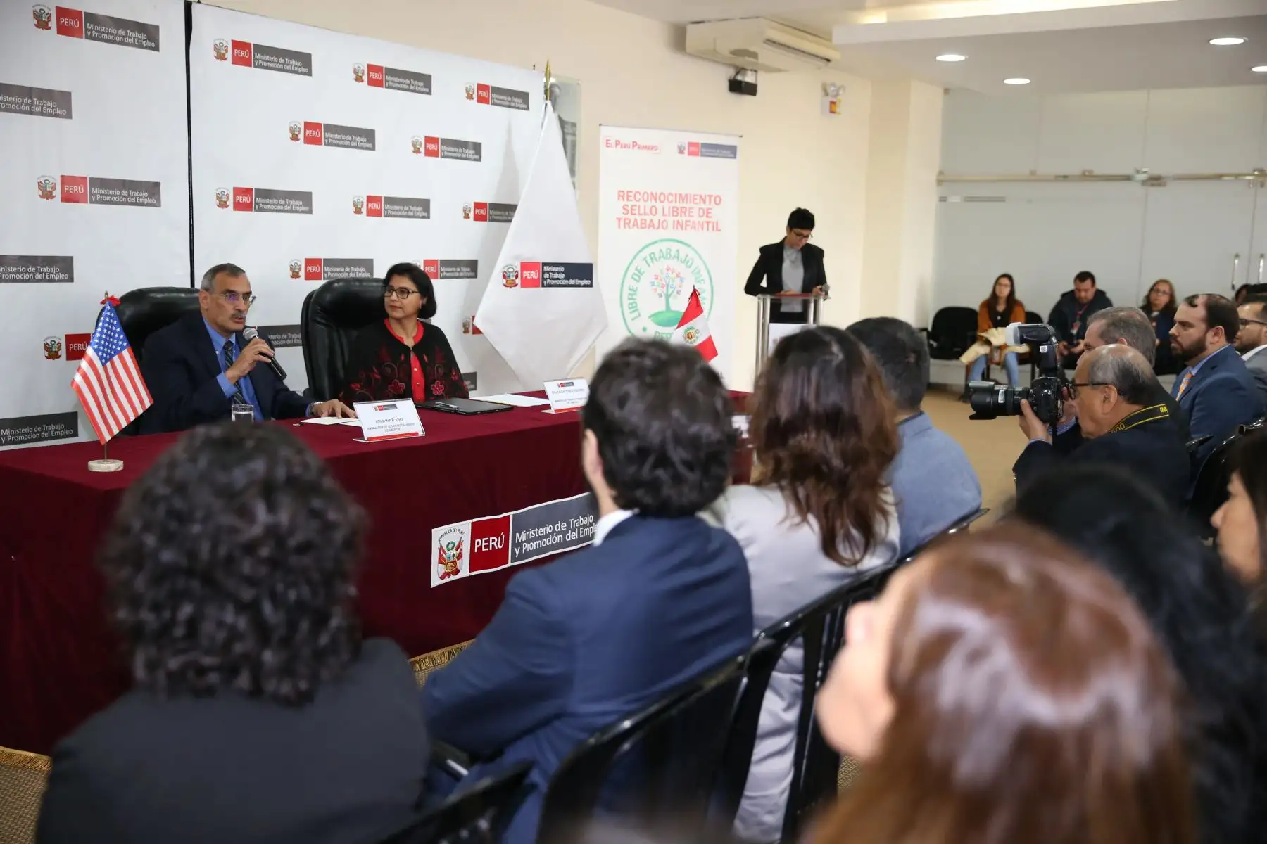 Ministra de Trabajo  Sylvia Cáceres y embajador  de EE. UU. Krishna Urs. firmaron la Resolución Ministerial de creación del Sello Libre de Trabajo Infantil. reconocimiento que tiene por finalidad promover en las empresas prácticas de prevención y erradicación del trabajo infantil en los procesos productivos y prestación de servicios.Foto.ANDINA/MTPE