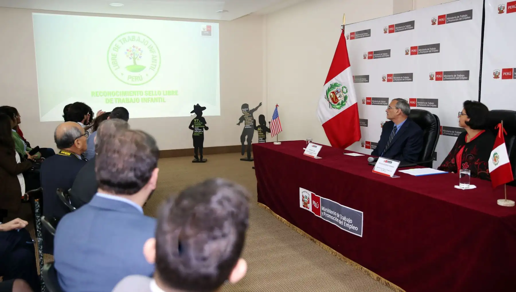 Ministra de Trabajo  Sylvia Cáceres y embajador  de EE. UU. Krishna Urs. firmaron la Resolución Ministerial de creación del Sello Libre de Trabajo Infantil. reconocimiento que tiene por finalidad promover en las empresas prácticas de prevención y erradicación del trabajo infantil en los procesos productivos y prestación de servicios.Foto.ANDINA/MTPE