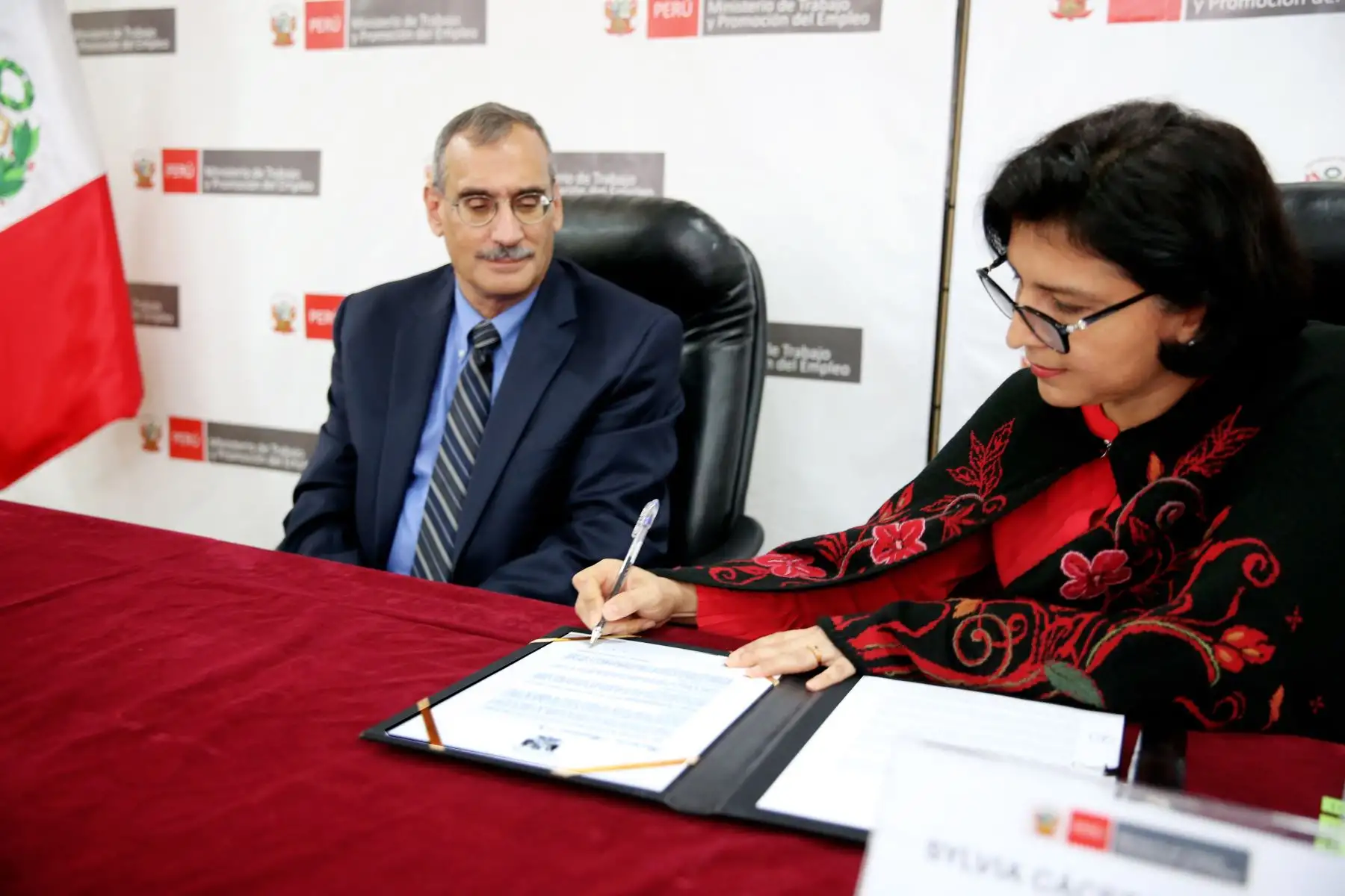 Ministra de Trabajo  Sylvia Cáceres y embajador  de EE. UU. Krishna Urs. firmaron la Resolución Ministerial de creación del Sello Libre de Trabajo Infantil. reconocimiento que tiene por finalidad promover en las empresas prácticas de prevención y erradicación del trabajo infantil en los procesos productivos y prestación de servicios.Foto.ANDINA/MTPE