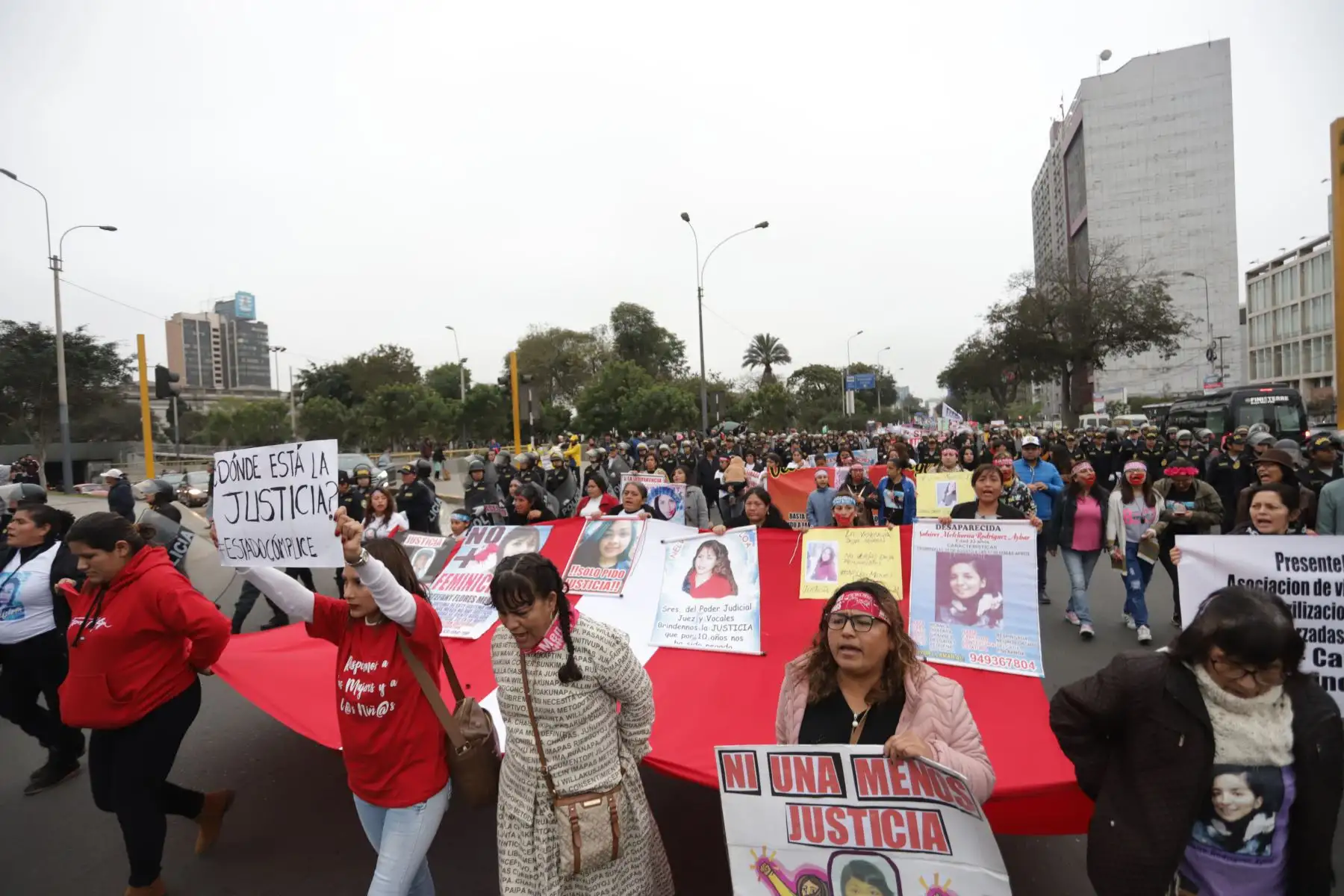La ministra de la Mujer,Gloria Montenegro y diversas organizaciones de mujeres del país participan, en la cuarta marcha denominada “Por Mujeres Libres de Violencia” organizado por el colectivo 