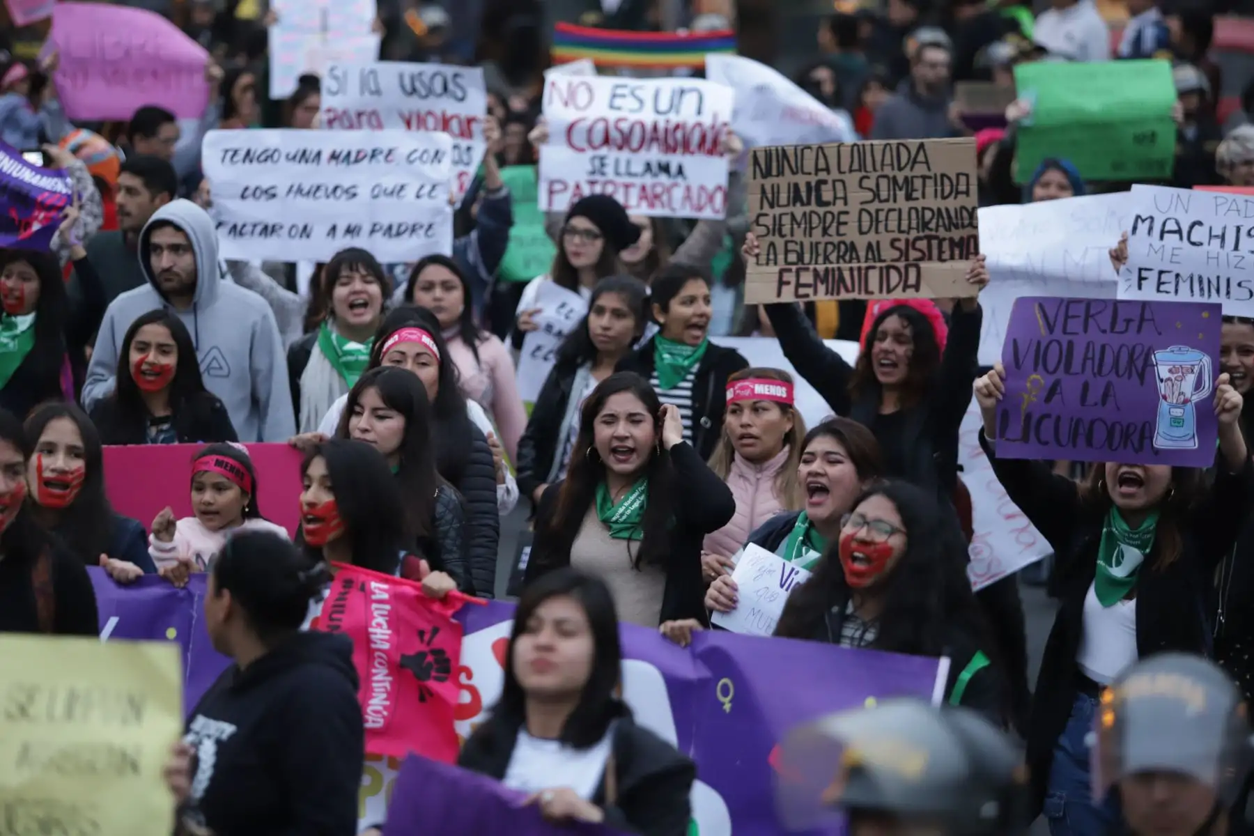 La ministra de la Mujer,Gloria Montenegro y diversas organizaciones de mujeres del país participan, en la cuarta marcha denominada “Por Mujeres Libres de Violencia” organizado por el colectivo 