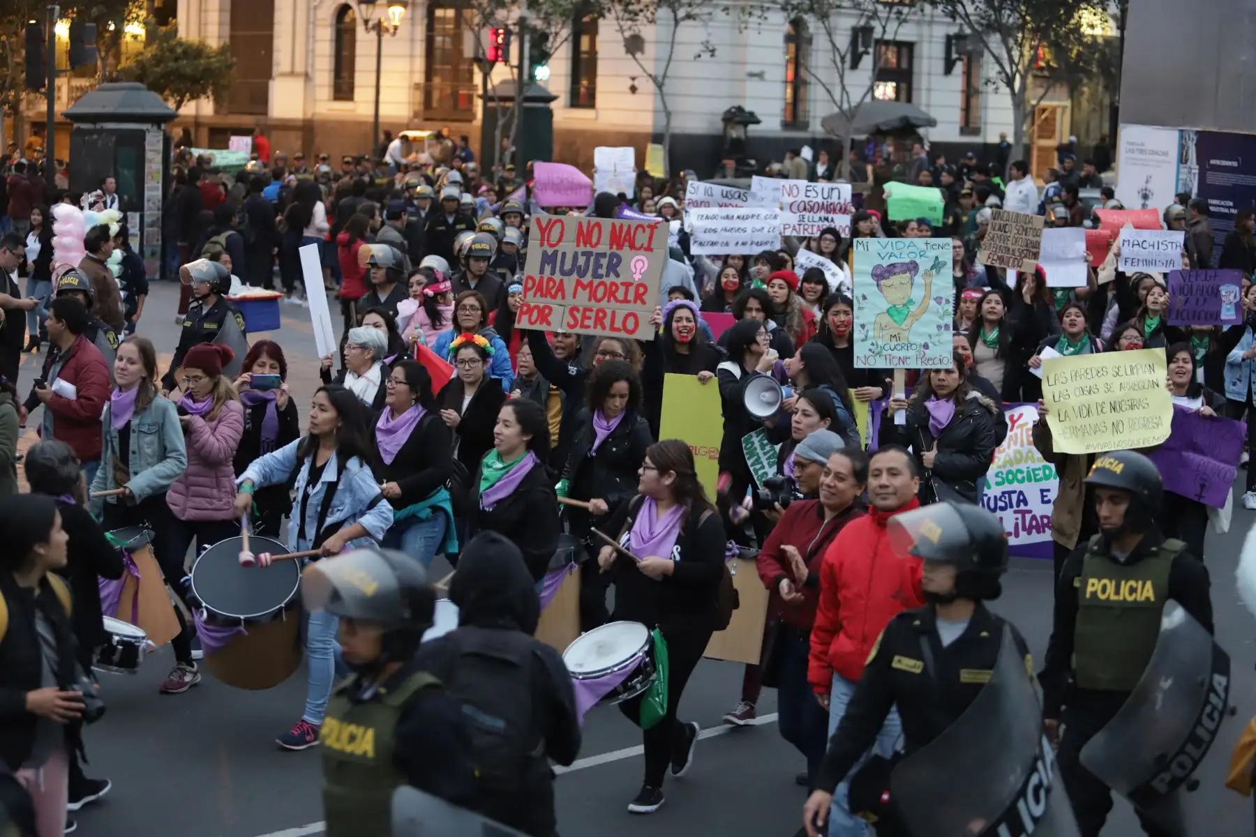 La ministra de la Mujer,Gloria Montenegro y diversas organizaciones de mujeres del país participan, en la cuarta marcha denominada “Por Mujeres Libres de Violencia” organizado por el colectivo 