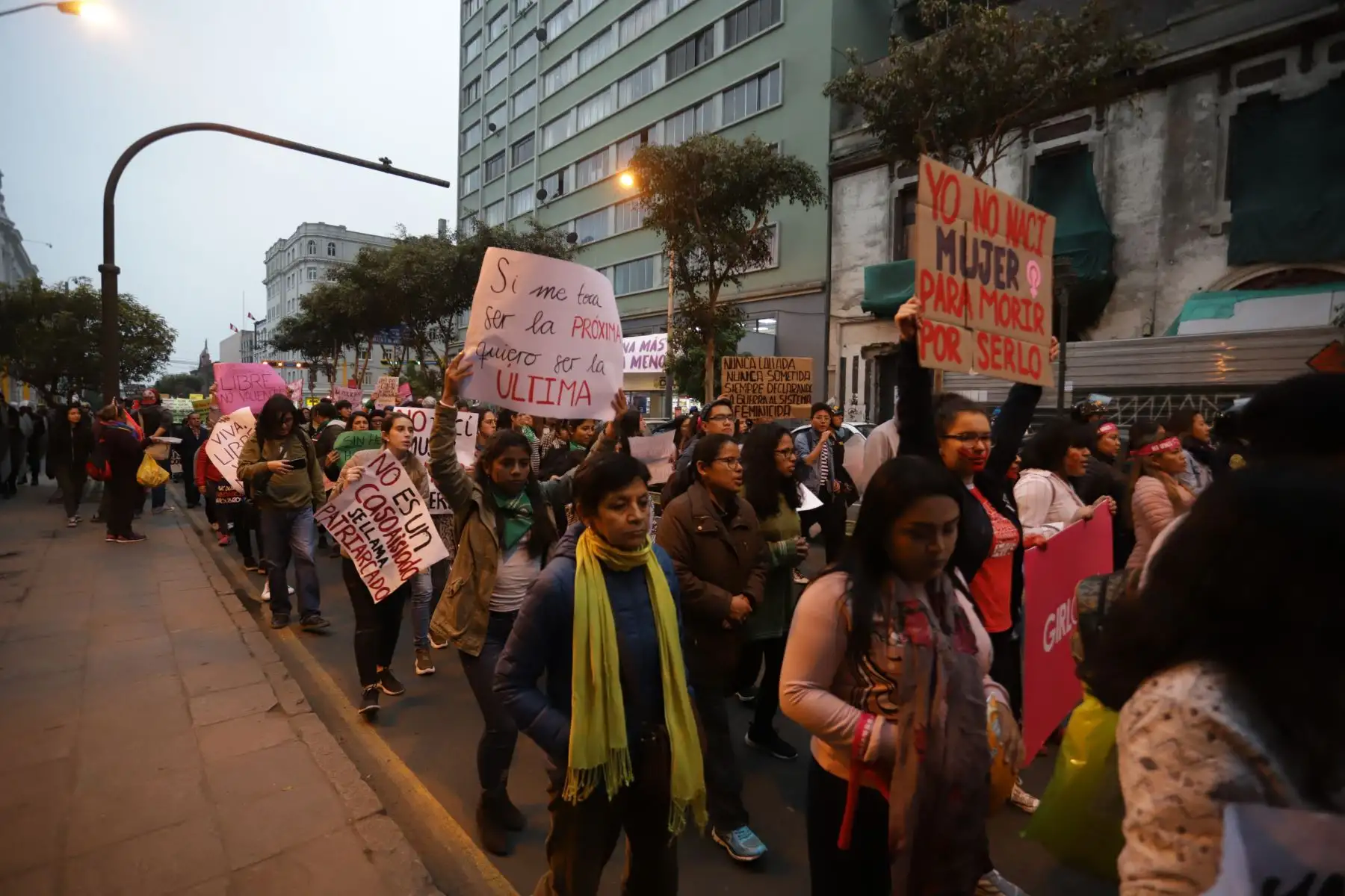 La ministra de la Mujer,Gloria Montenegro y diversas organizaciones de mujeres del país participan, en la cuarta marcha denominada “Por Mujeres Libres de Violencia” organizado por el colectivo 