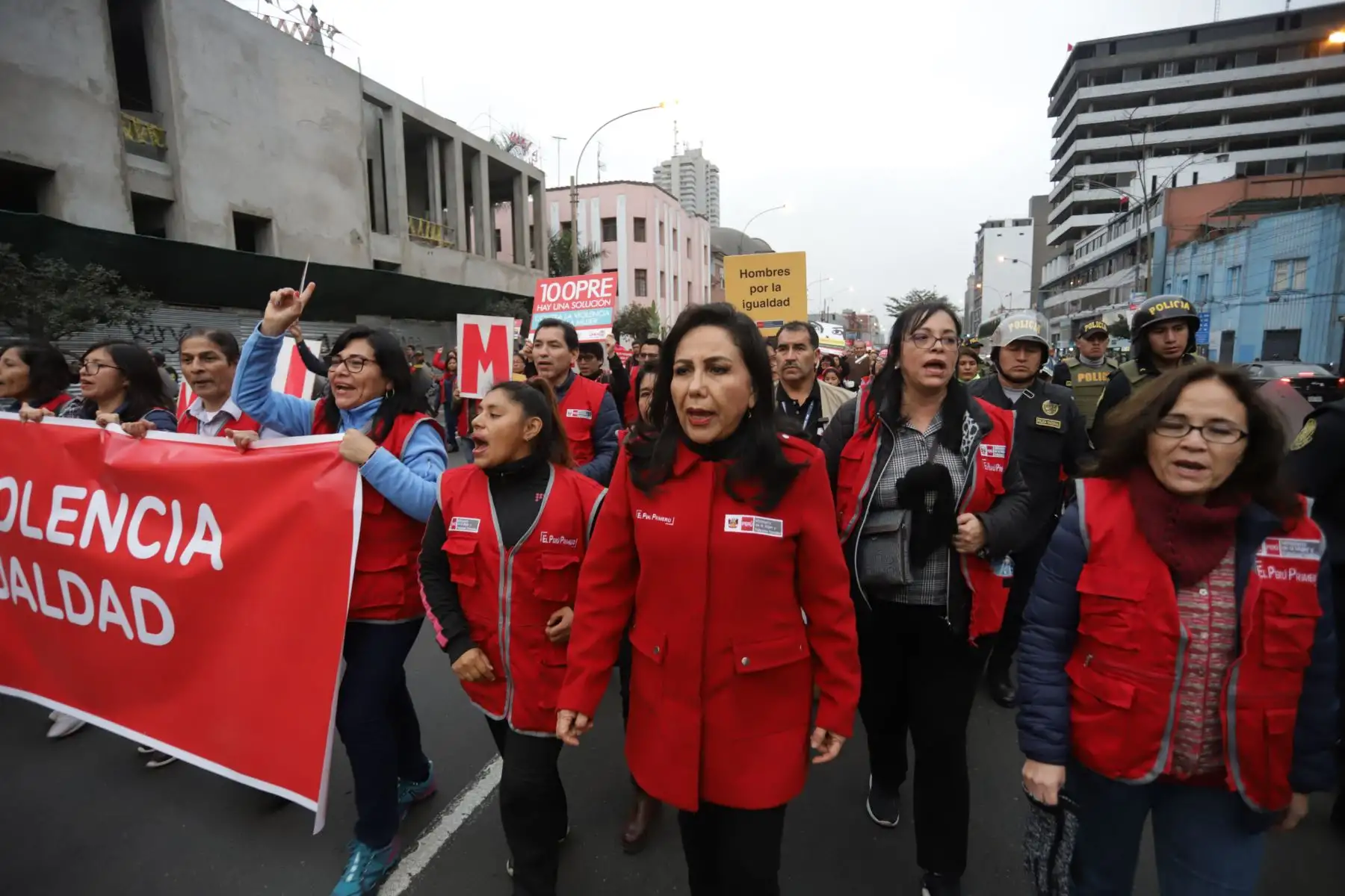 La ministra de la Mujer,Gloria Montenegro y diversas organizaciones de mujeres del país participan, en la cuarta marcha denominada “Por Mujeres Libres de Violencia” organizado por el colectivo 