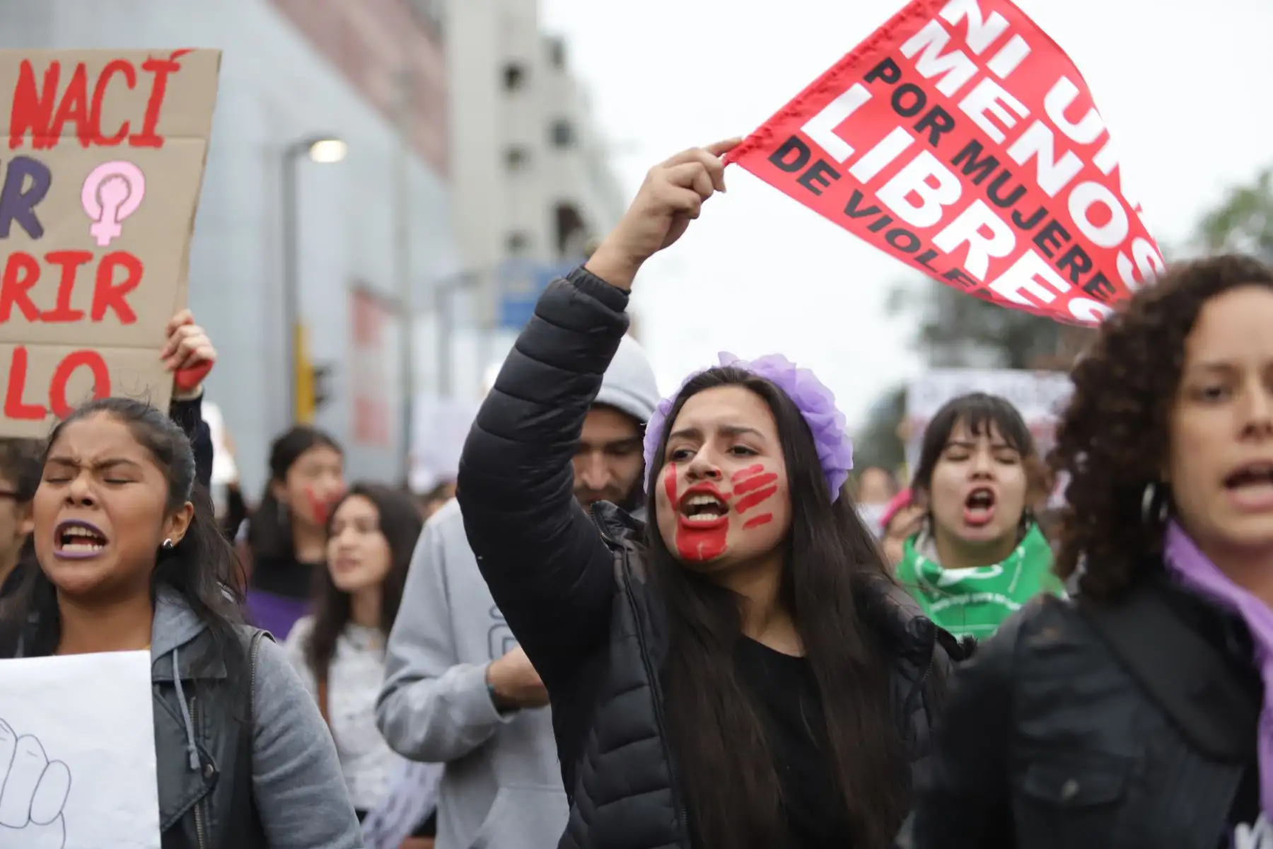 La ministra de la Mujer,Gloria Montenegro y diversas organizaciones de mujeres del país participan, en la cuarta marcha denominada “Por Mujeres Libres de Violencia” organizado por el colectivo 