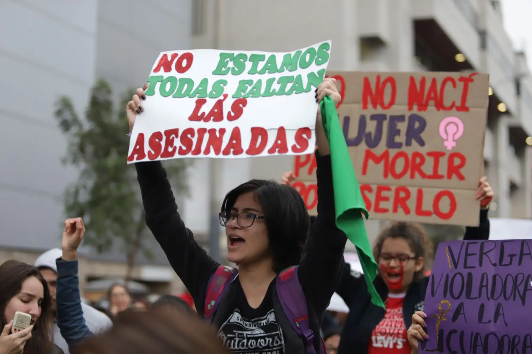 La ministra de la Mujer,Gloria Montenegro y diversas organizaciones de mujeres del país participan, en la cuarta marcha denominada “Por Mujeres Libres de Violencia” organizado por el colectivo 