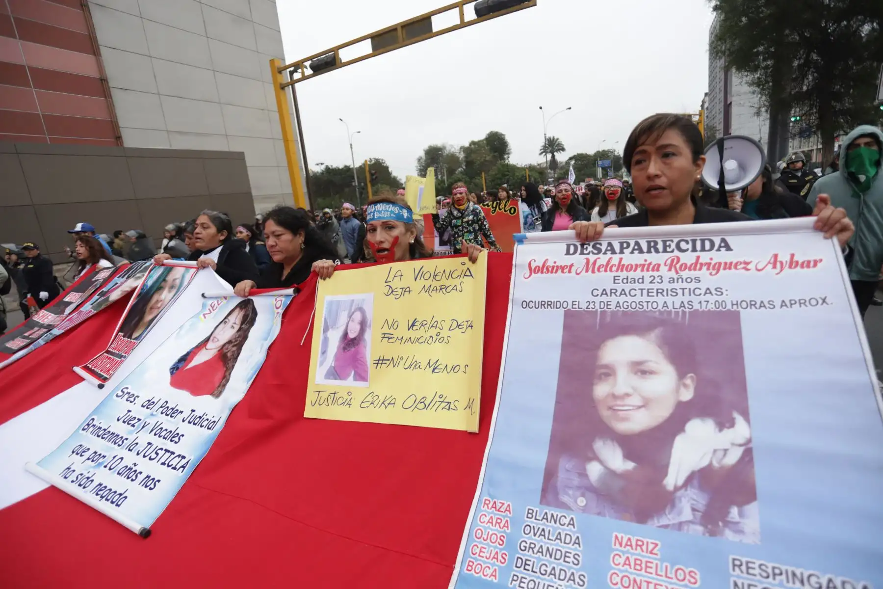 La ministra de la Mujer,Gloria Montenegro y diversas organizaciones de mujeres del país participan, en la cuarta marcha denominada “Por Mujeres Libres de Violencia” organizado por el colectivo 