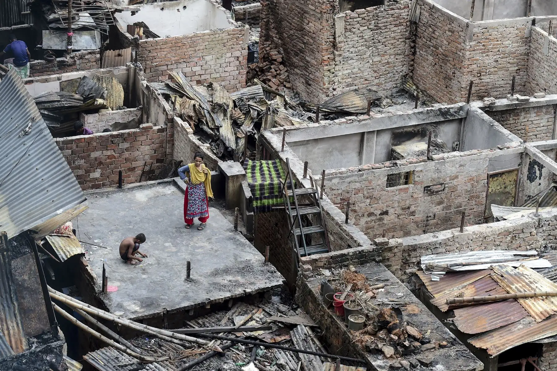 Un niño juega en el techo de una casa quemada en un barrio pobre de Dhaka  después de que un incendio  en el vecindario de Mirpur. Al menos 10,000 personas están sin hogar después de que un incendio masivo arrasó un barrio pobre lleno de gente en la capital de Bangladesh.
Foto: AFP