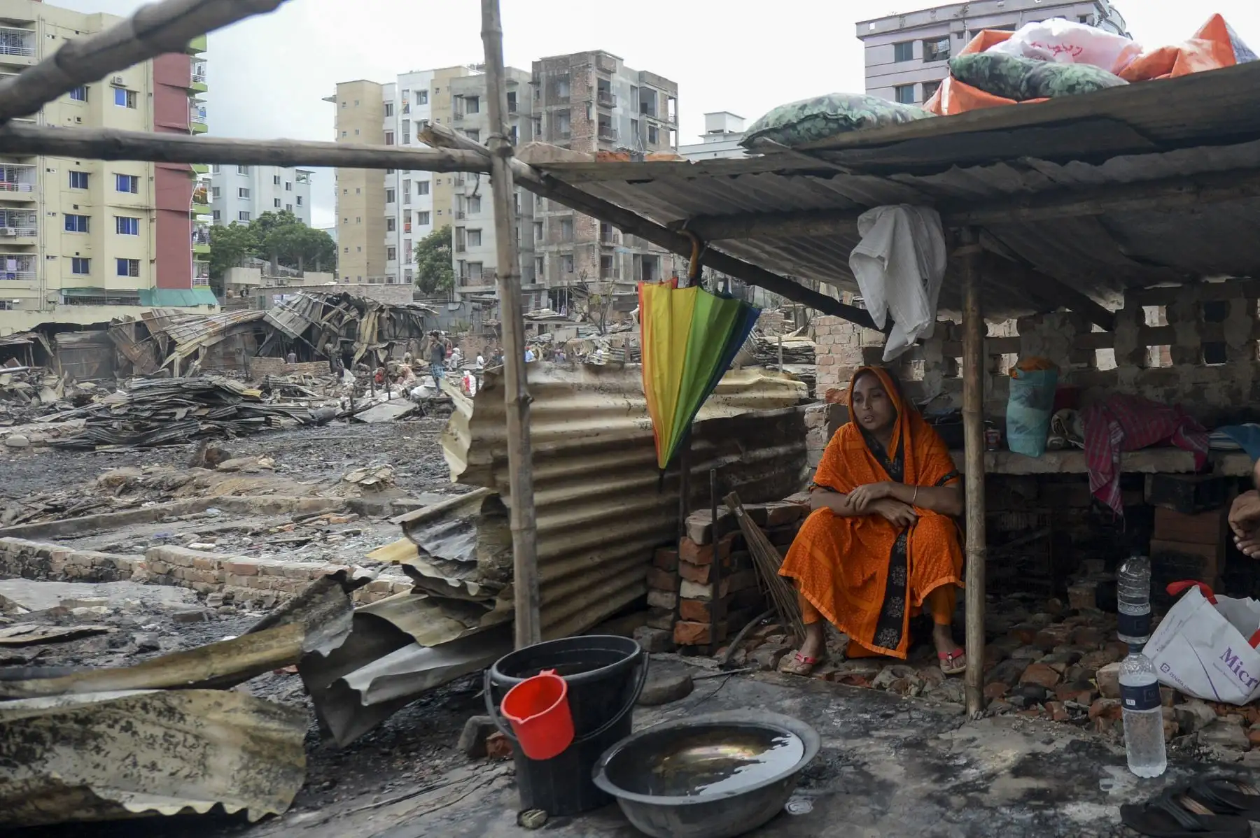 Un residente descansa en un refugio temporal en un barrio pobre en Dhaka  después de que un incendio estalló  en el vecindario de Mirpur. Al menos 10,000 personas están sin hogar después de que un incendio masivo arrasó un barrio pobre lleno de gente en la capital de Bangladesh.
Foto: AFP