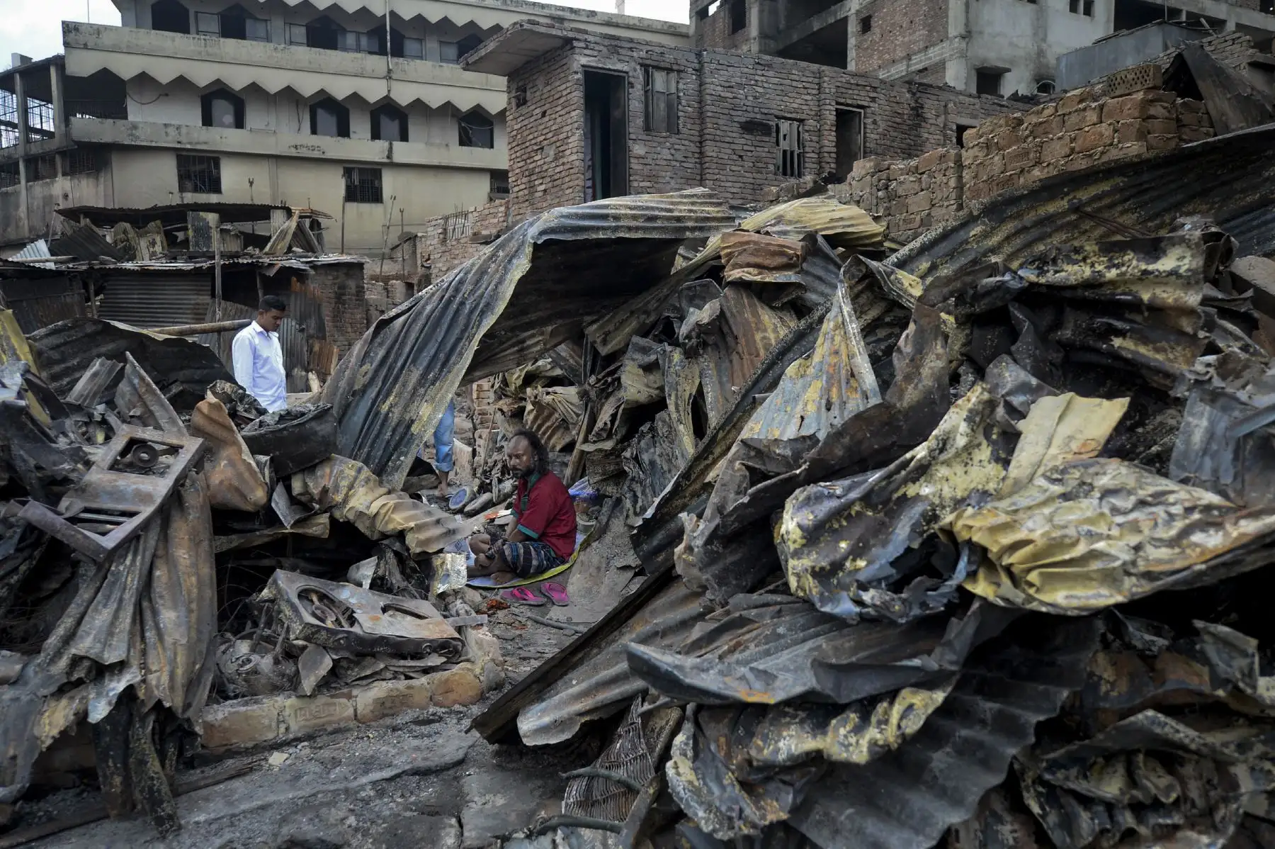 Un residente descansa en un refugio temporal en un barrio pobre en Dhaka, después de que un incendio estalló en  el vecindario de Mirpur en la capital Bangladesh.
Foto: AFP