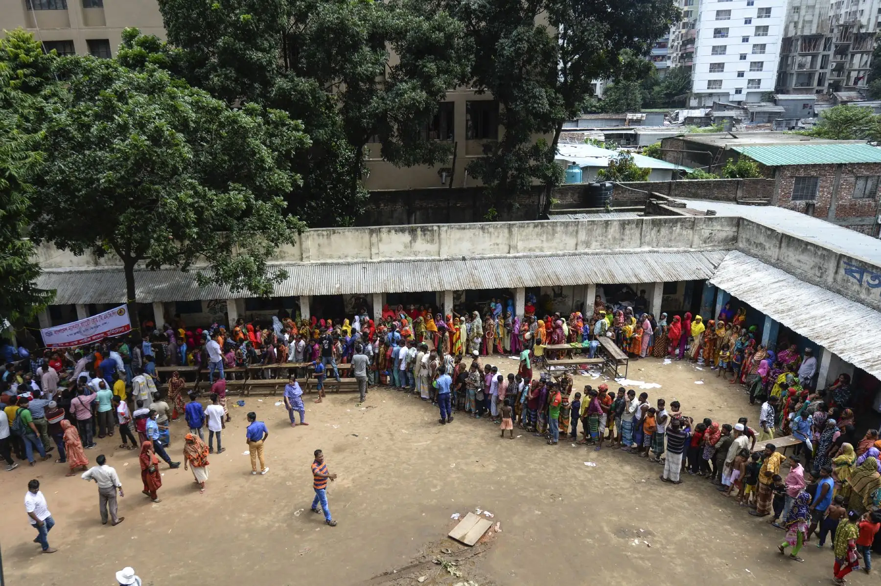 Los residentes de los barrios marginales hacen cola para comer en Dhaka , después de que un incendio estalló en un barrio pobre del barrio de Mirpur. Al menos 10,000 personas están sin hogar después de que un incendio masivo arrasó un barrio pobre lleno de gente en la capital de Bangladesh.
Foto: AFP