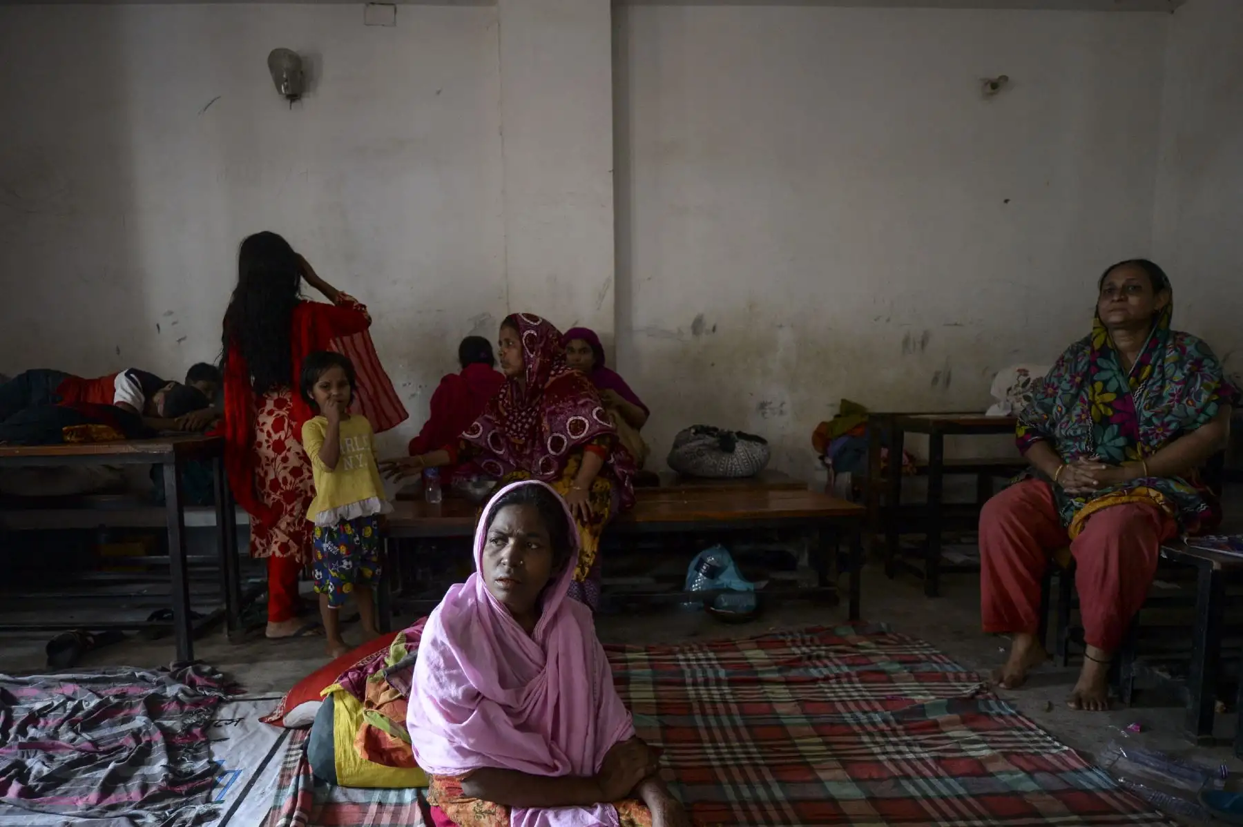 Los residentes de los barrios marginales descansan en una escuela como refugio temporal en Dhaka, después de que un incendio estalló  en un barrio marginal del barrio de Mirpur. 
Foto. AFP