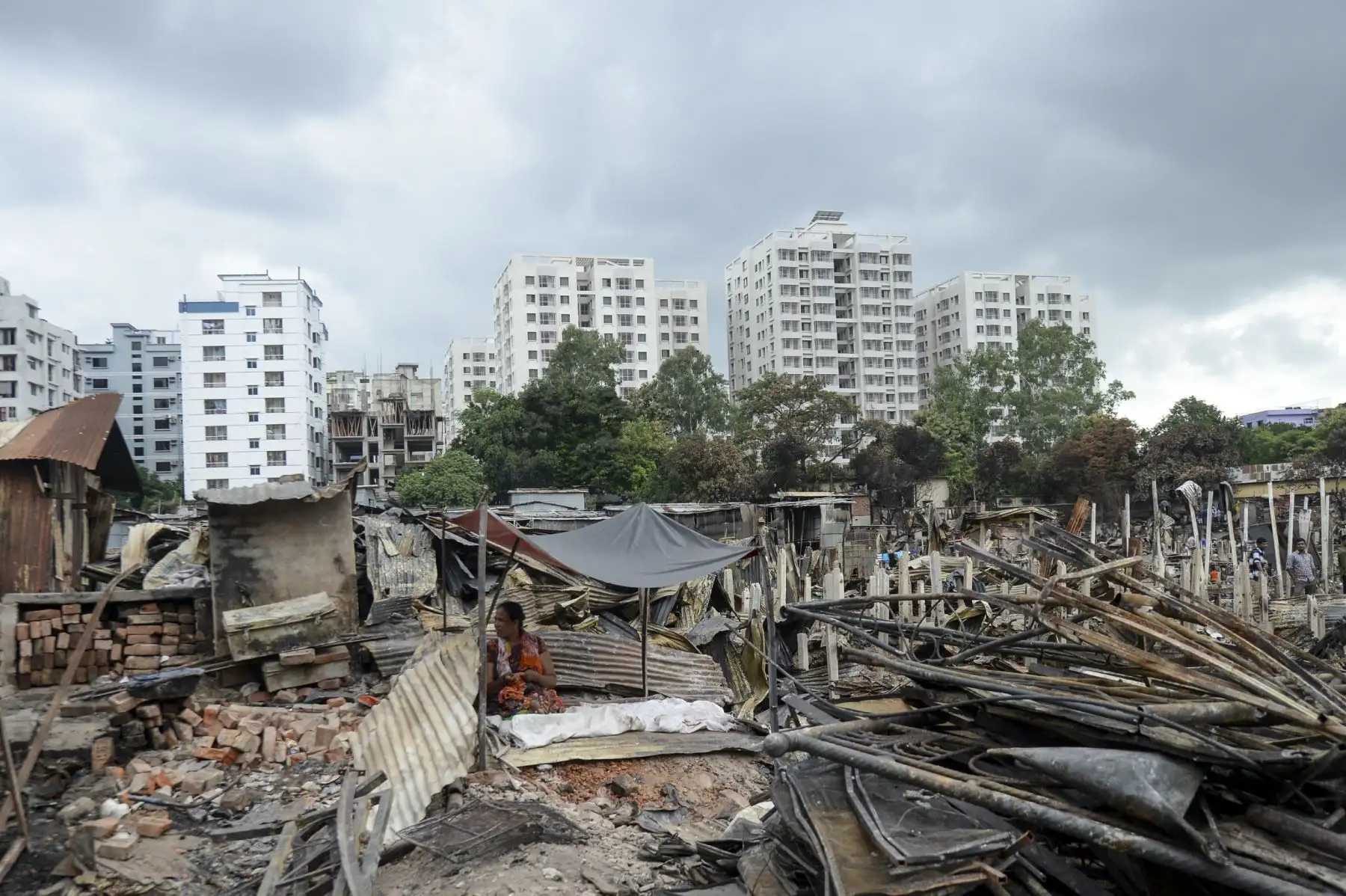Un residente descansa en un refugio temporal en un barrio pobre en Dhaka, después de que un incendio estalló en el vecindario de Mirpur. Al menos 10,000 personas están sin hogar después de que un incendio masivo arrasó un barrio pobre lleno de gente en la capital de Bangladesh.
Foto: AFP