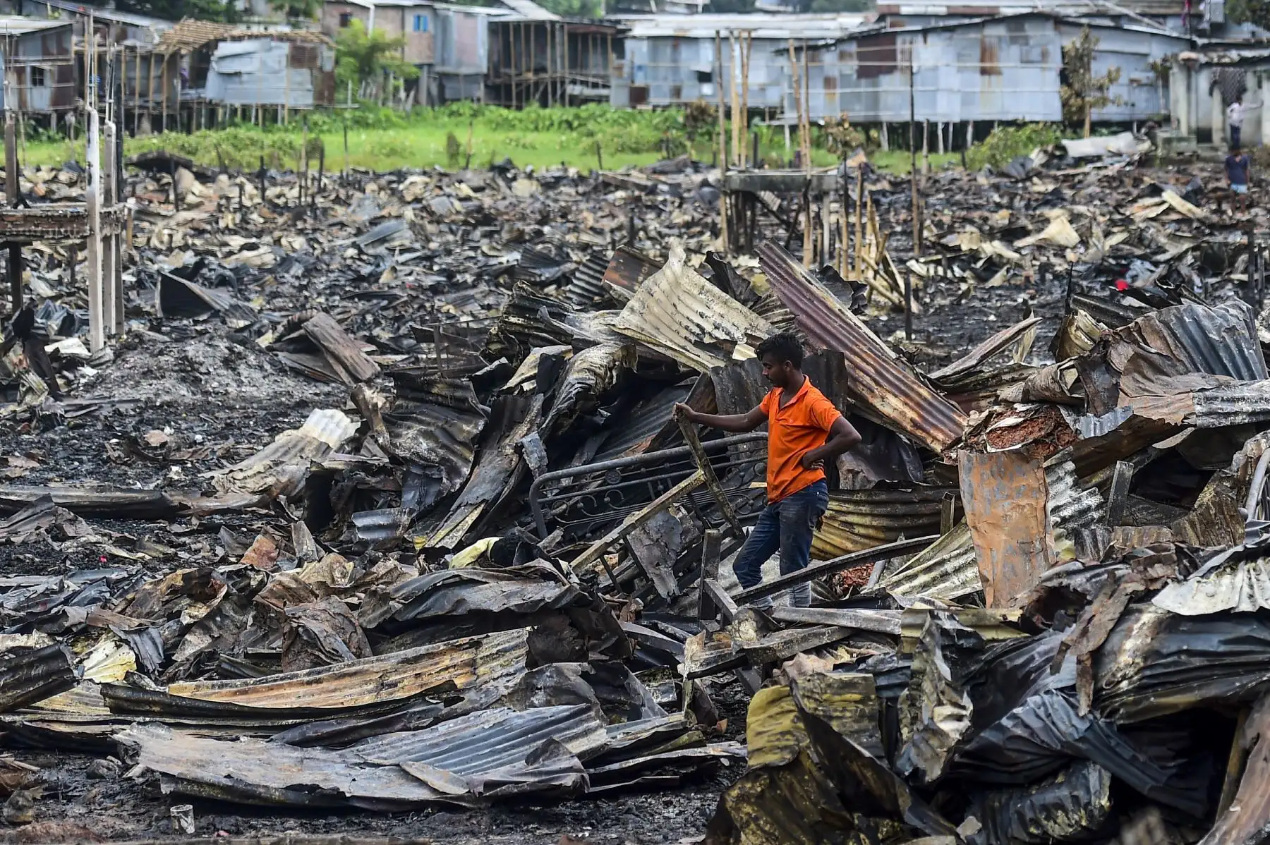 Los residentes buscan pertenencias domésticas en un barrio pobre en Dhaka , después de que se produjo un incendio  en el vecindario de Mirpur. 
Foto. AFP