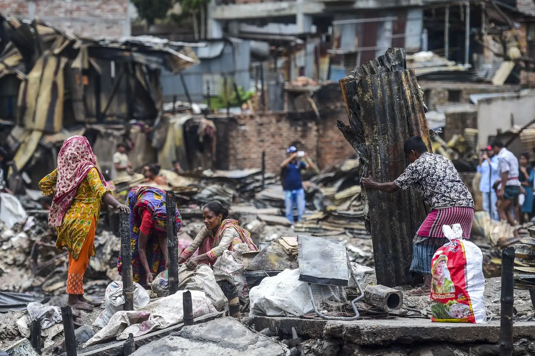 Los residentes buscan pertenencias domésticas en un barrio pobre en Dhaka , después de que se produjo un incendio  en el vecindario de Mirpur. 
Foto. AFP