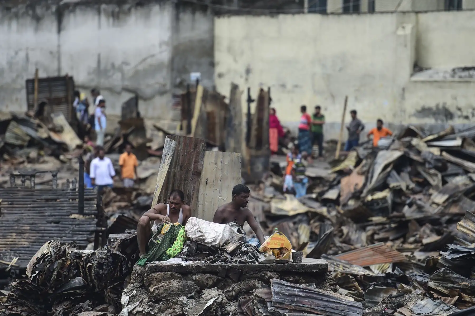 Los residentes buscan pertenencias domésticas en un barrio pobre en Dhaka , después de que se produjo un incendio  en el vecindario de Mirpur. 
Foto. AFP