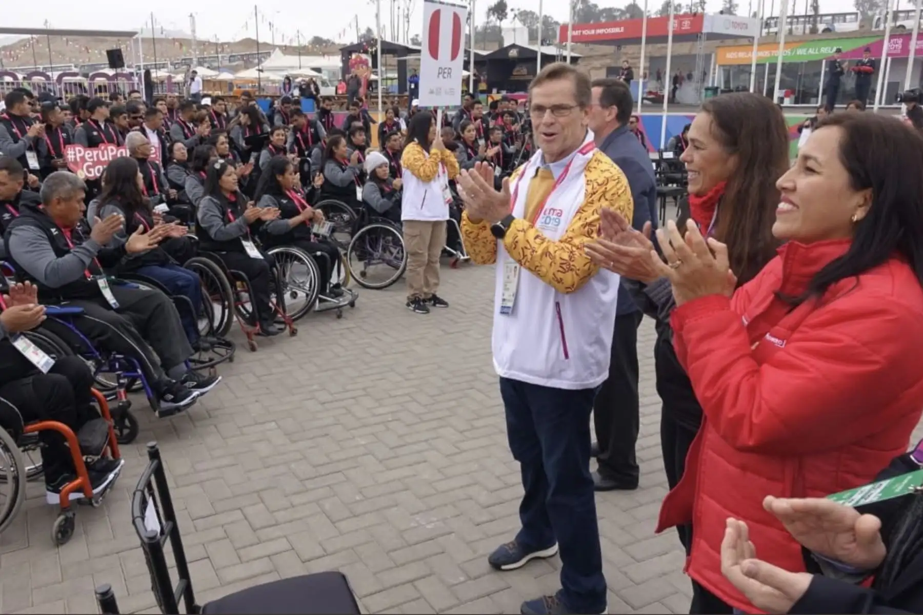 La ministra de Educación, Flor Pablo Medina y  el presidente del Comité Organizador de Lima 2019, Carlos Neuhaus dan la bienvenida a la 
delegación de deportistas que participarán en los Juegos Parapanamericanos Lima 2019.
Foto: MINEDU