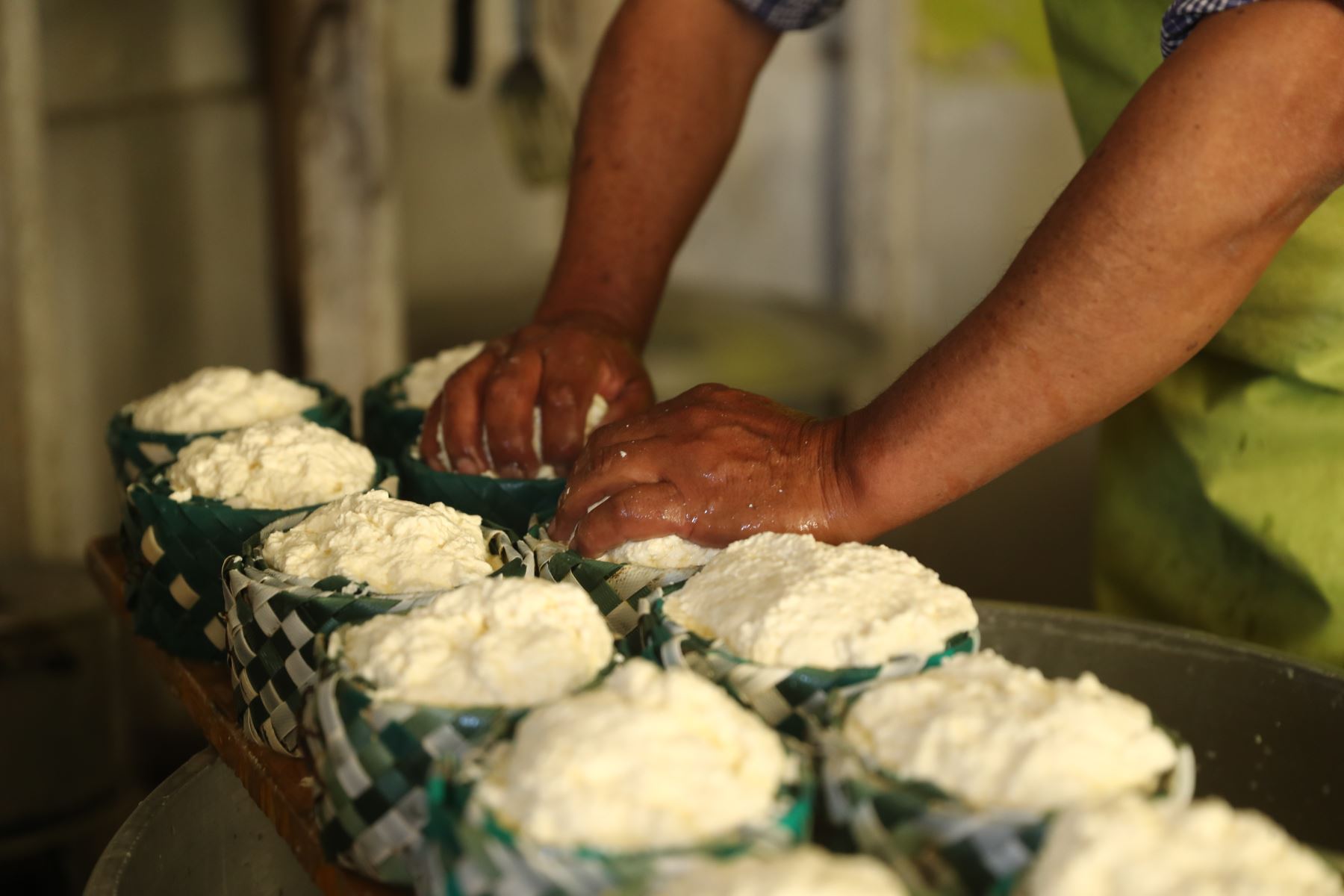 Productores de Lluta (Arequipa) reciben asistencia técnica para mejorar la producción de queso.