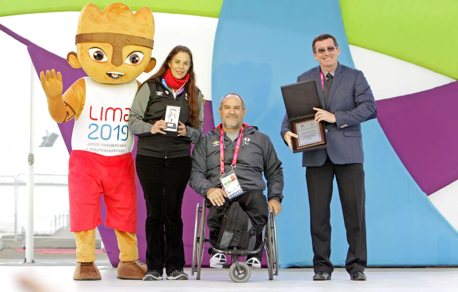 La ministra de Educación, Flor Pablo Medina y  el presidente del Comité Organizador de Lima 2019, Carlos Neuhaus dan la bienvenida a la 
delegación de deportistas que participarán en los Juegos Parapanamericanos Lima 2019.
Foto: ANDINA/Lima 2019