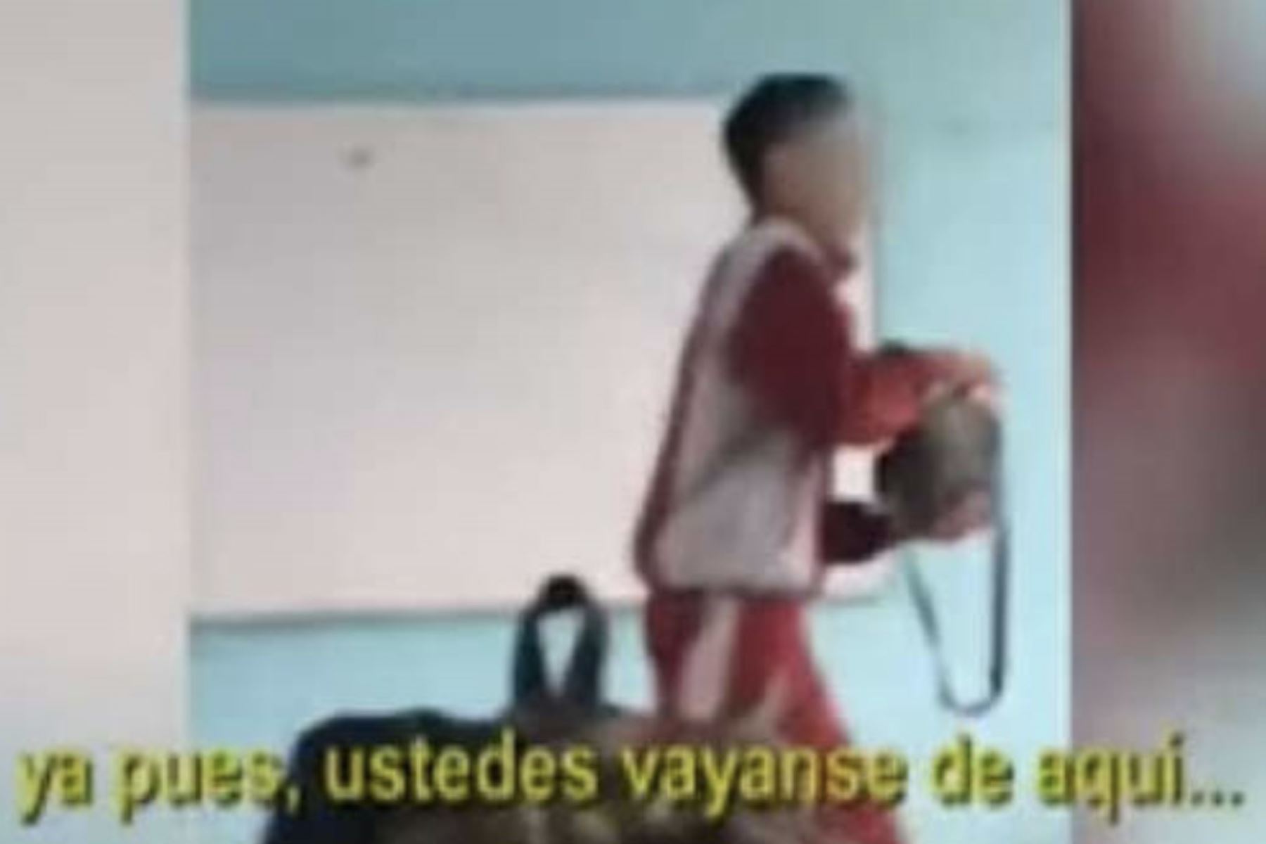 Escolares de colegio Dora Mayer agreden a su profesora. Foto: Twitter Domingo al día