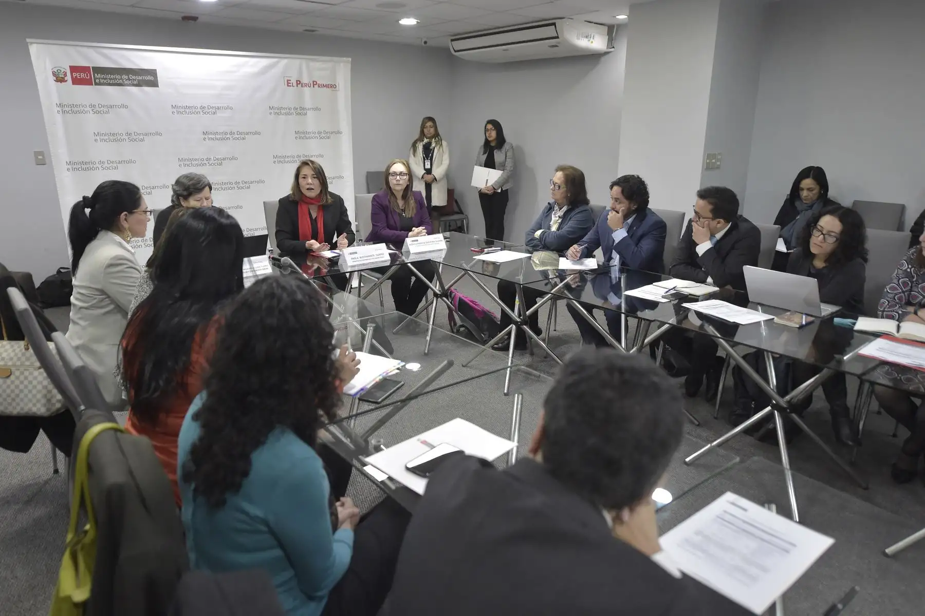 Ministra de Inclusión social, Paola Bustamante comparte la experiencia en políticas sociales con autoridades del Ecuador que ha permitido reducir de manera importante los indices de desnutrición crónica infantil.
Foto: ANDINA/ José Sotomayor