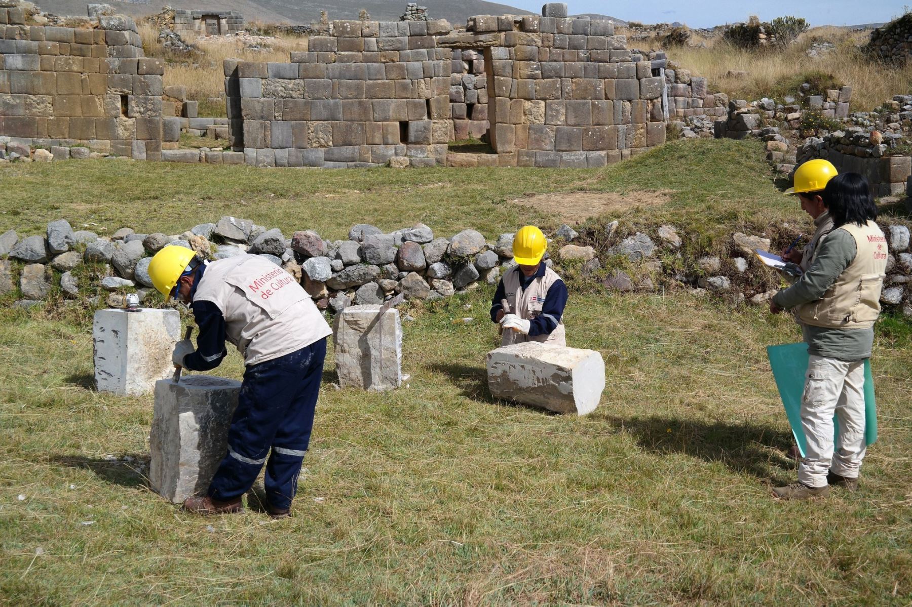 Resaltan avances en los trabajos de restauración en zona arqueológica Huánuco Pampa que se financia con recursos del Fondo del Embajador de Estados Unidos.