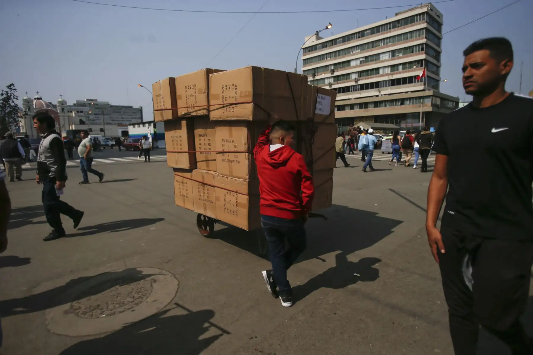 Municipalidad de Lima retiró a ambulantes informales de Mesa Redonda. Desalojo se efectuó entre jirones Ayacucho y Puno, en Centro de Lima. Foto: ANDINA/Renato Pajuelo