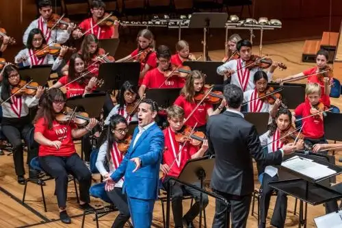 Juan Diego Flórez se presenta orgulloso junto a los niños y jóvenes de Sinfonía por el Perú.
