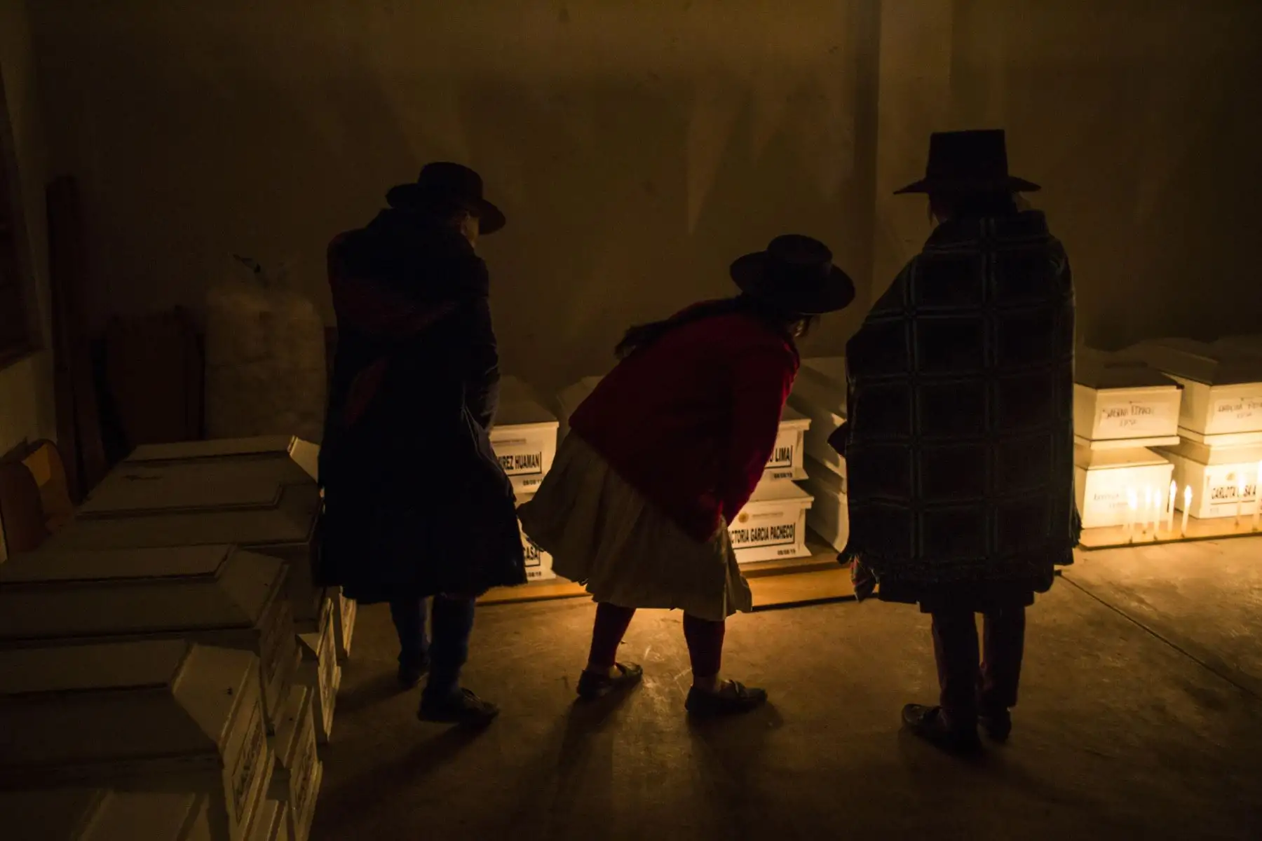 Pobladoras tratan de ubicar el féretro de sus familiares durante el velorio. Los padecimientos más frecuentes de los deudos son trastornos depresivos, psicosis, ansiedad y trastornos por consumo de alcohol según el Minsa. Foto: ANDINA/Renato Pajuelo Pobladoras tratan de ubicar el féretro de sus familiares durante el velorio. Los padecimientos más frecuentes de los deudos son trastornos depresivos, psicosis, ansiedad y trastornos por consumo de alcohol según el Minsa. Foto: ANDINA/Renato Pajuelo