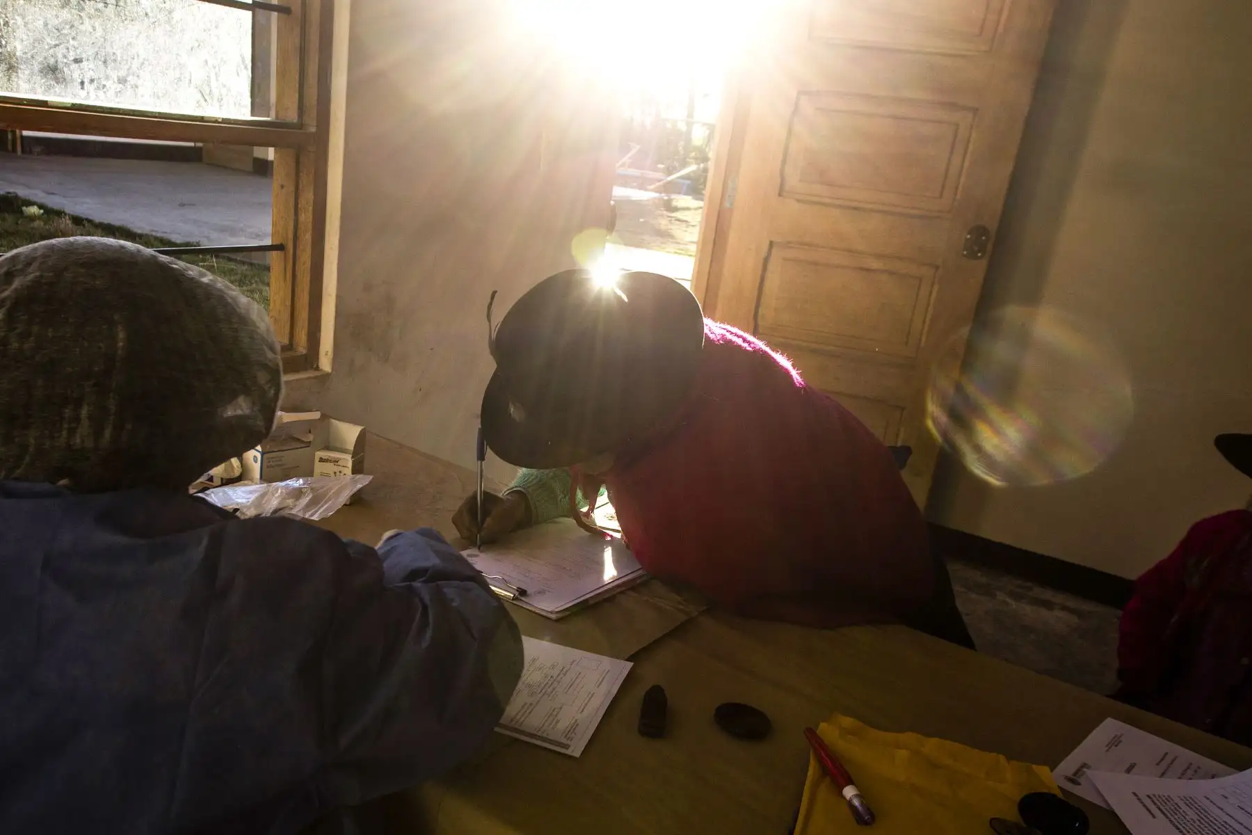 Mujer firma documentación para autorizar muestra de sangre y puedan a identificar a sus familiares tras un nuevo proceso. Muchos ya perdieron de la fe. Foto: ANDINA/Renato Pajuelo Mujer firma documentación para autorizar muestra de sangre y puedan a identificar a sus familiares tras un nuevo proceso. Muchos ya perdieron de la fe. Foto: ANDINA/Renato Pajuelo