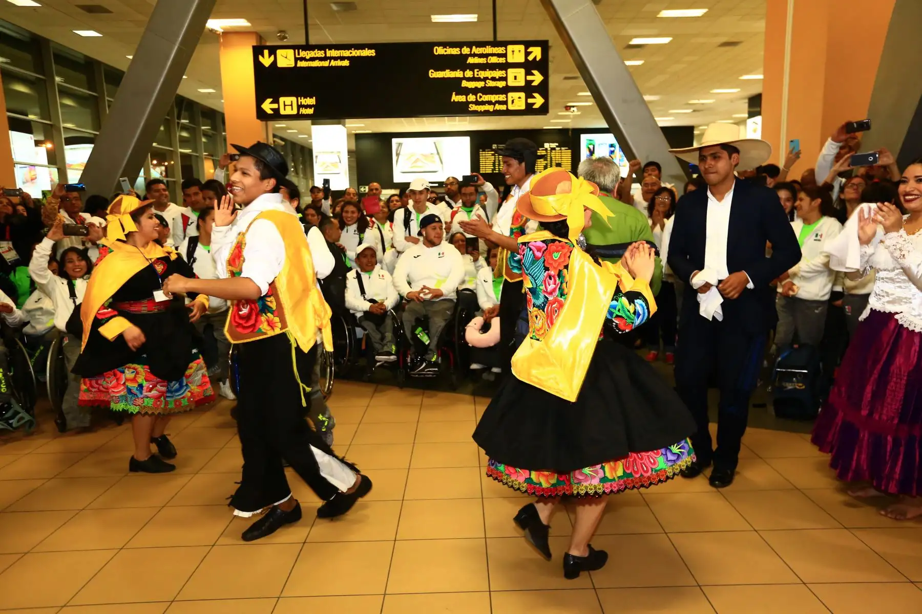 Reciben a delegación de México que llega para los Parapanamericanos  Lima 2019 al ritmo de música peruana .Foto: ANDINA/Pedro Cardenas