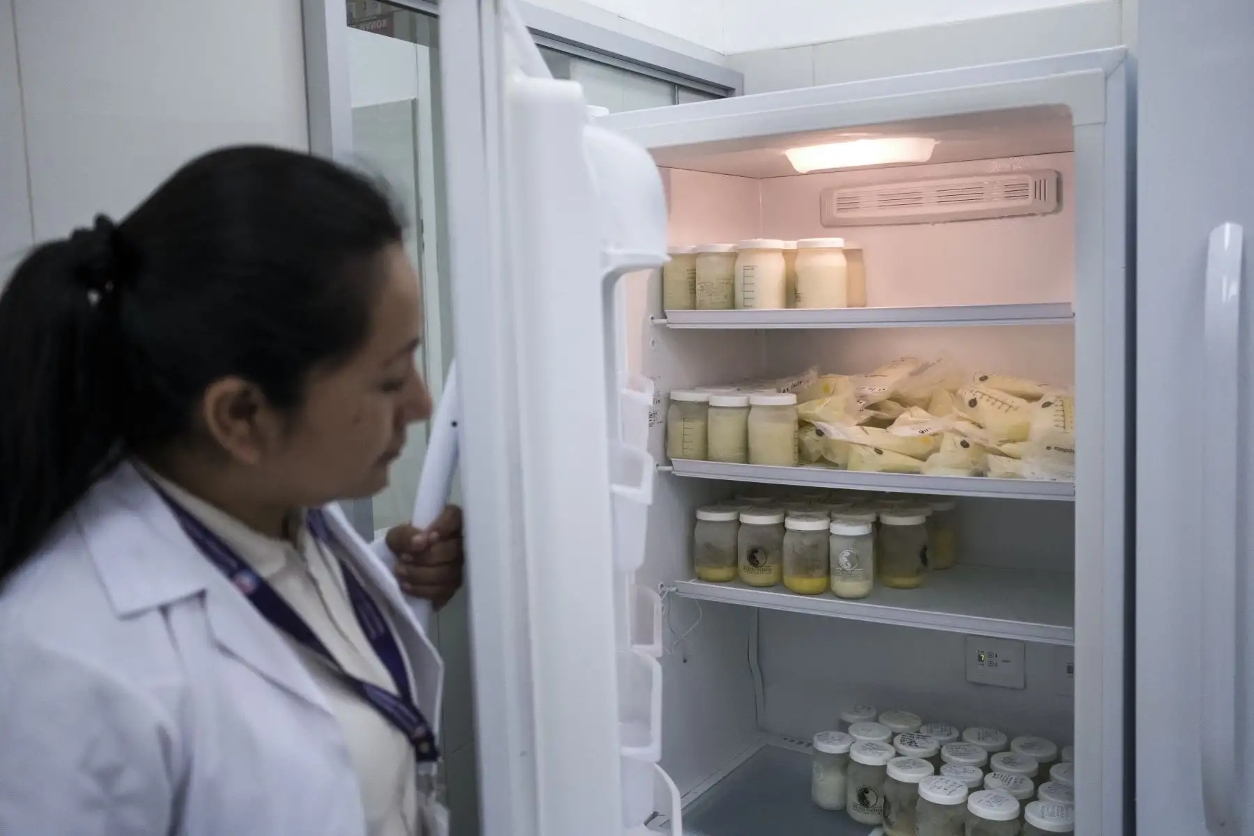 En una congeladora del Instituto Nacional Materno Perinatal de Lima se almacena la leche humana a una temperatura de -18 grados. Los frascos del primer nivel contienen calostro. Actualmente el Banco de Leche de esta institución recoge los frascos en el domicilio de unas 20 madres donantes y dentro de la misma institución existe un promedio similar de madres que donan.
Foto: ANDINA/Miguel Mejía Castro