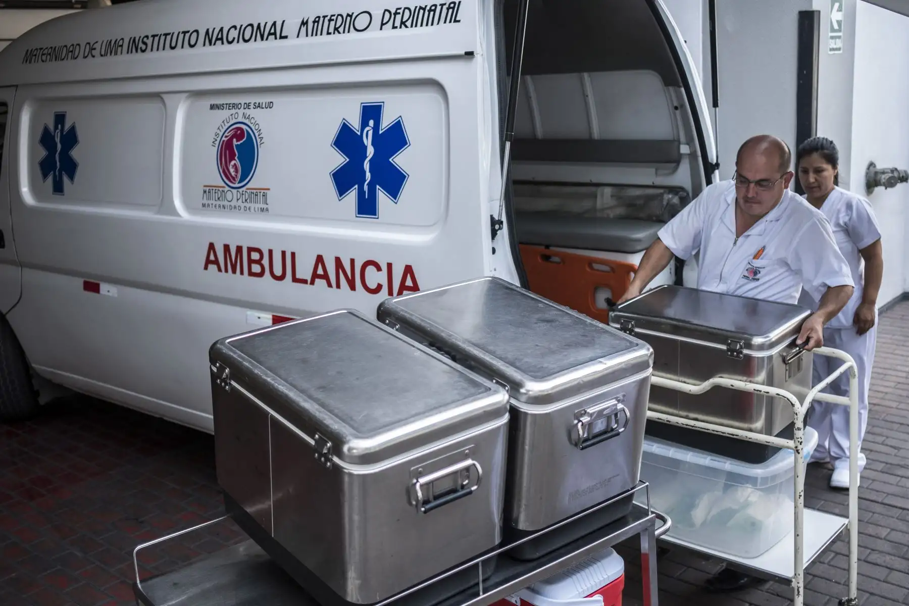 La leche es recogida a domicilio en una ambulancia y puesta en cajas isotérmicas para conservar la leche. Cada caja tiene un termómetro dentro y la leche debe llegar congelada. La caja puede mantener a la leche congelada hasta 6 horas.
Foto: ANDINA/Miguel Mejía Castro