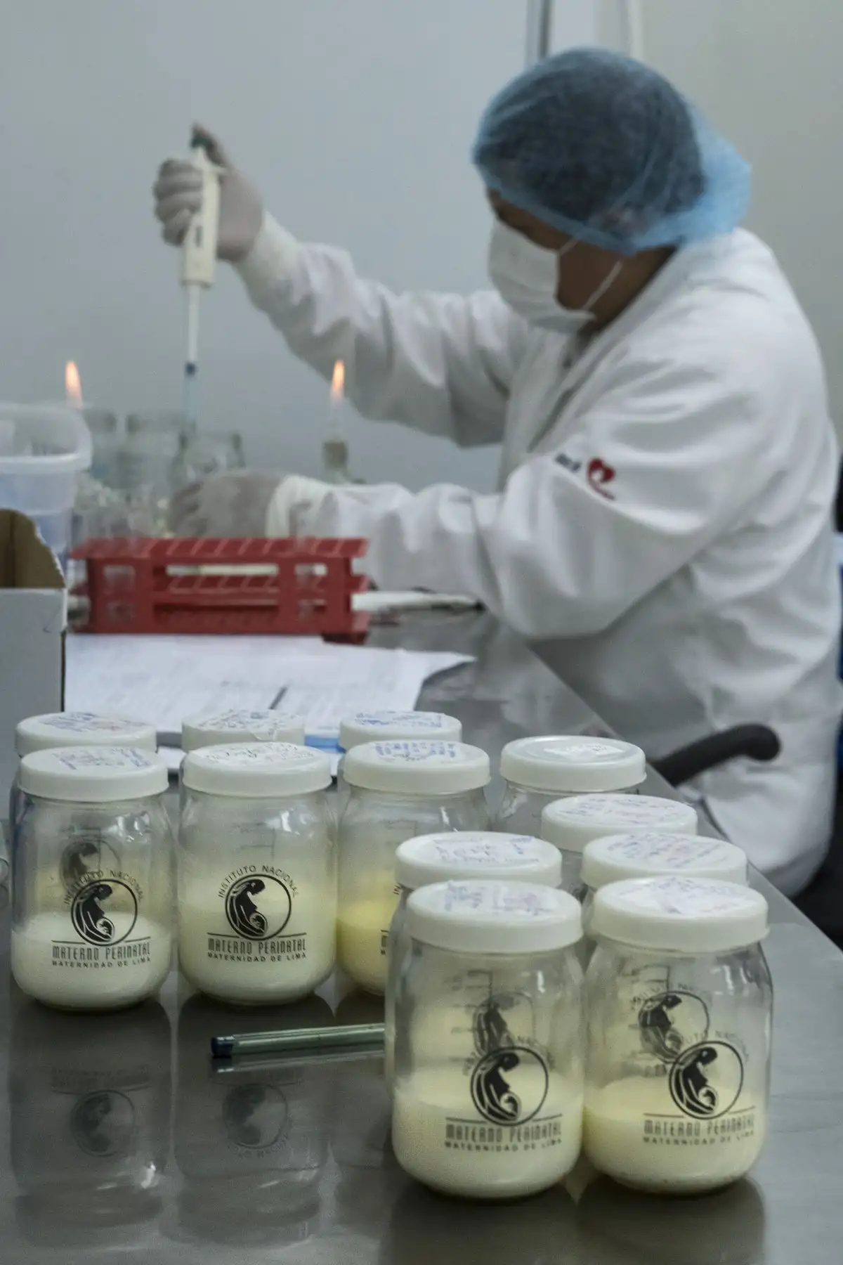 Personal del Banco de Leche del Instituto Nacional Materno Perinatal toma una muestra para medir las kilocalorías y la acidez de la leche, que no debe ser menor de 8 grados, las que no cumplen con este factor se descartan. En el proceso de pasteurización se descongela la leche, se verifica que no haya suciedad y que no tenga un olor que no corresponda, además de otras pruebas. 
Foto: ANDINA/Miguel Mejía Castro