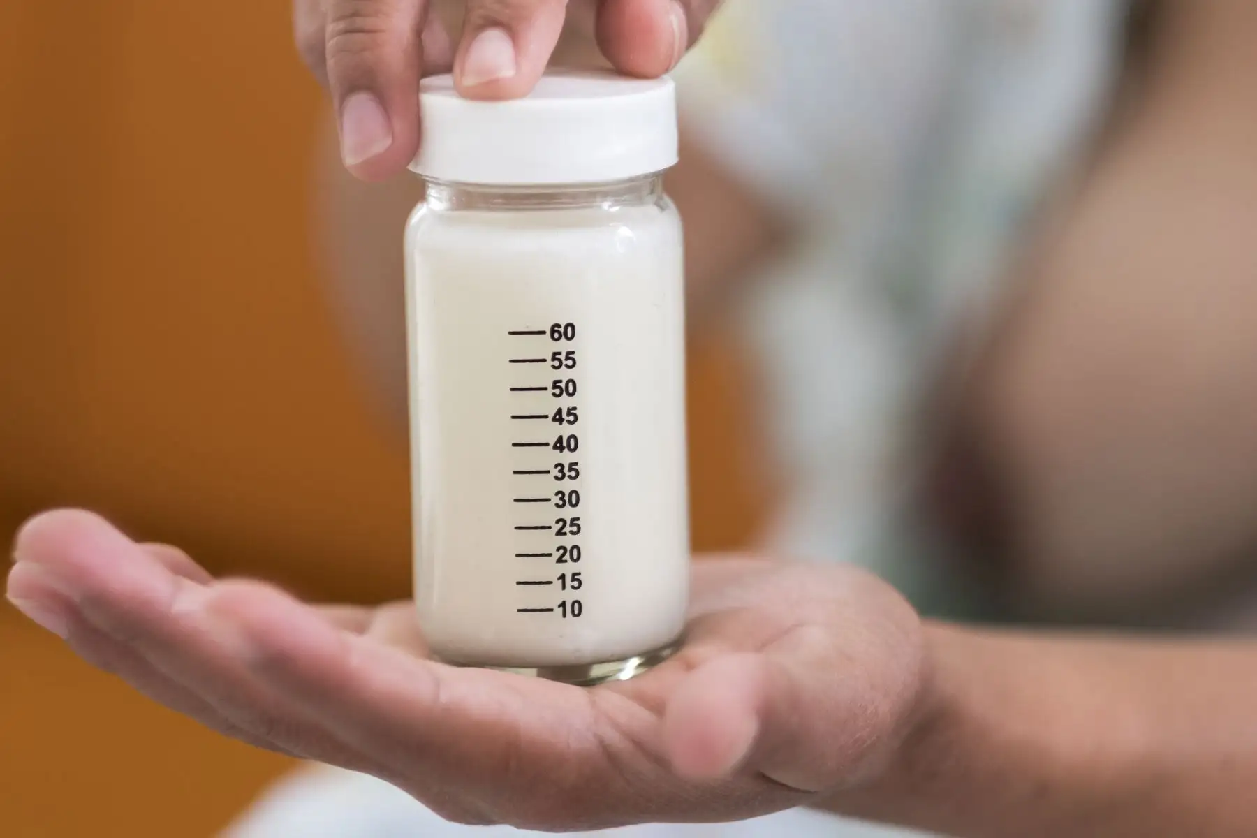 En la sala de extracción de leche del Instituto Nacional Materno Perinatal una madre acaba de extraer de su pecho 100 mililitros de leche. “La mejor manera para que una mujer produzca leche es estimular el seno, esa es la idea de esta sala. Por eso invitamos a las mamás que asistan varias veces al día, no solo para que deje leche para su bebé, sino para que se estimule y mantenga su producción. Así, cuando su bebé esté de alta, ella salga con lactancia materna exclusiva.  La finalidad del Banco de Leche no