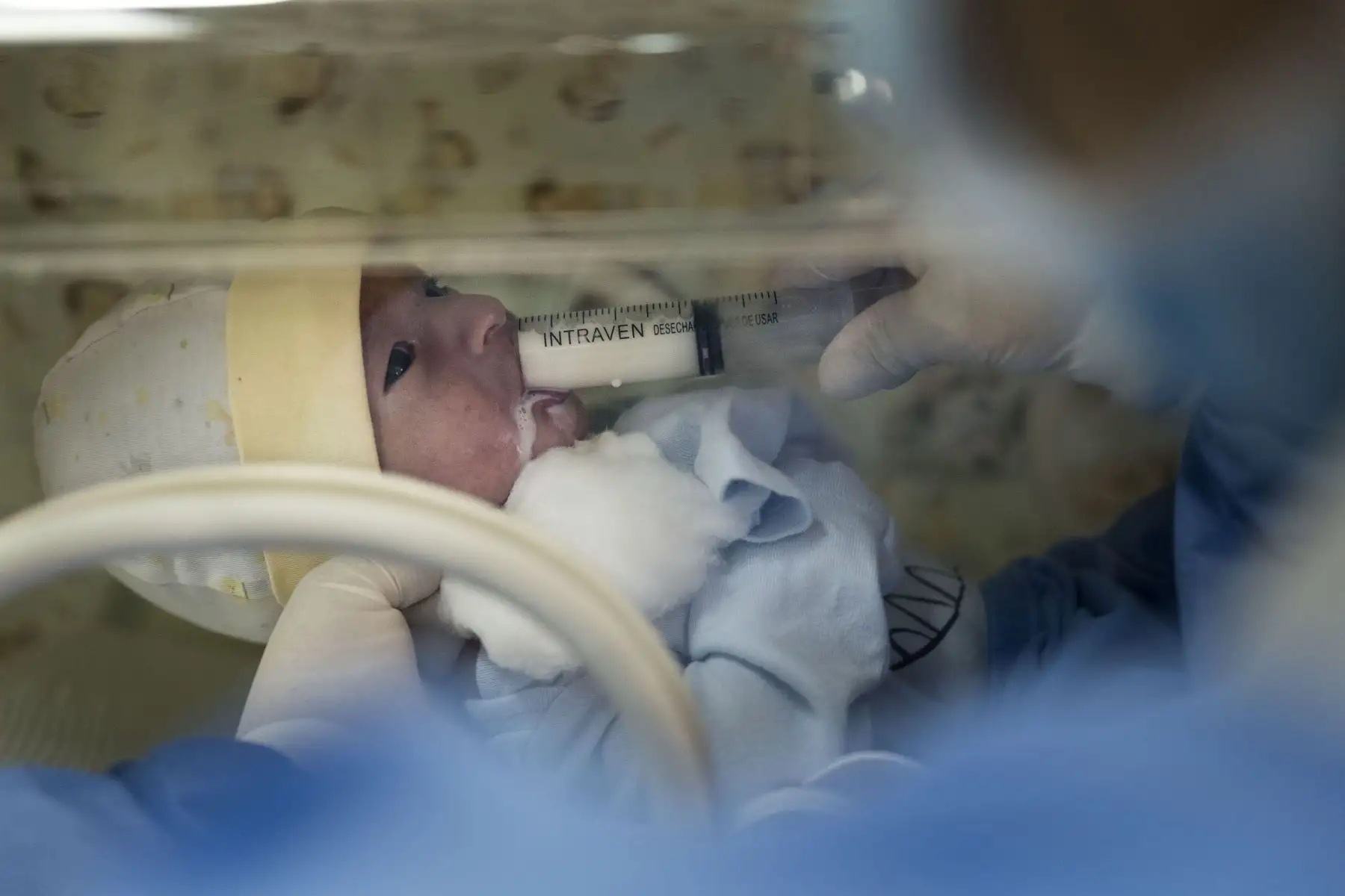 Un bebé en la Unidad de Cuidados Intensivos del Instituto Nacional Materno Perinatal es alimentado con la leche de su madre por una enfermera. El factor inmunológico que proporciona la leche materna es primordial para su recuperación y la creación de sus propias defensas.  
Foto: ANDINA/Miguel Mejía Castro