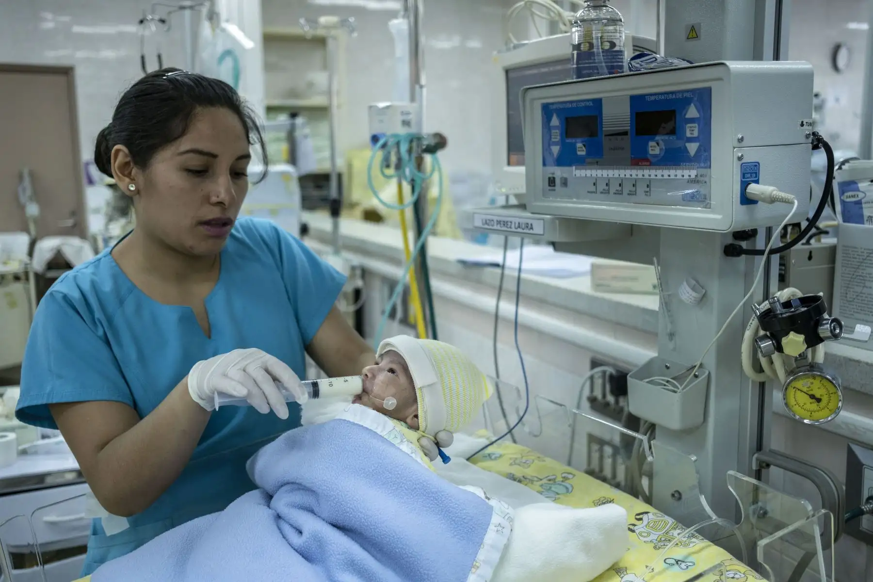 Personal de la Unidad de Cuidados Intensivos del Instituto Nacional Materno Perinatal nutre al bebé con leche materna y monitorea los signos vitales de los bebés con equipos de última generación.
Foto: ANDINA/Miguel Mejía Castro