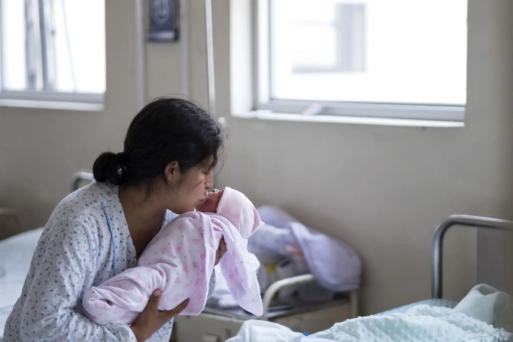 Una madre arrulla y besa a su niño en el Instituto Nacional Materno Perinatal. La madre que da de lactar tiene que ser apoyada por todo su entorno, especialmente el familiar y hospitalario, esto ayudará a la generación de oxitocina, que es una hormona que actúa en la producción y secreción de leche. Esta hormona provoca una sensación de relajación y felicidad en la madre, lo cual favorece el desarrollo del vínculo materno-filial y la prolongación de la lactancia.
Foto: ANDINA/Miguel Mejía Castro