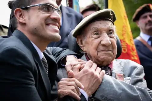 Jorge Sanjinez fue homenajeado en el lugar donde enfrentó a los nazis hace 75 años. Foto: AFP