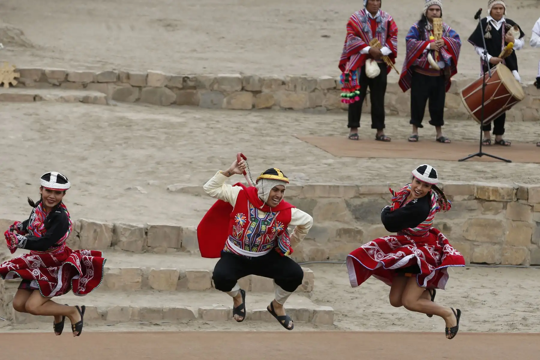 Ceremonia del encendido de la Antorcha Parapanamericana en el templo de Pachacámac. Foto: ANDINA/ Renato Pajuelo
