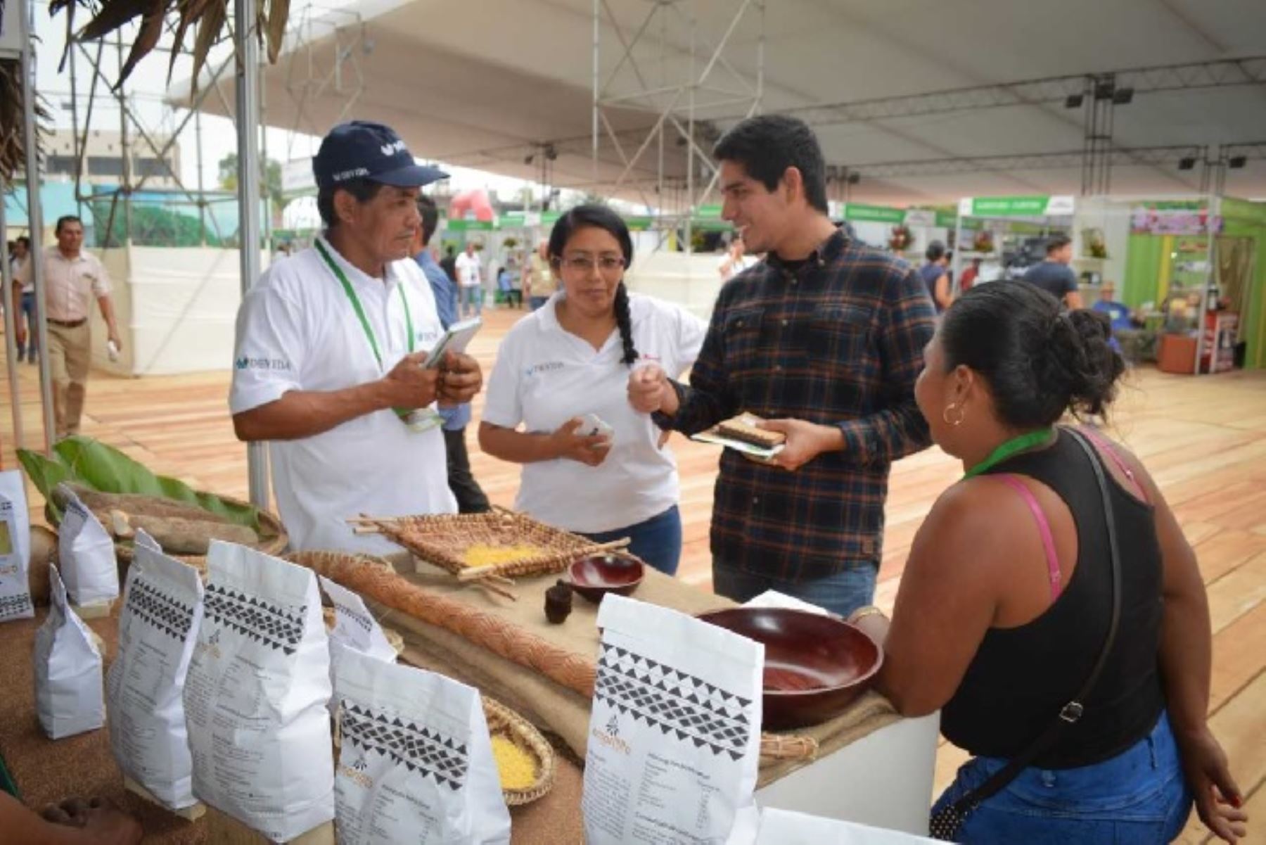Durante la novena edición de la Expoamazónica 2019, los productores de la comunidad indígena Ticuna, en la región Loreto, vendieron más de 700 kilos de fariña (cereal derivado de la yuca) y sostuvieron reuniones con ocho representantes de empresas nacionales interesadas en el producto.