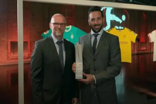 Claudio Pizarro tiene contrato vigente con el Werder Bremen. Foto: Twitter/@werderbremen